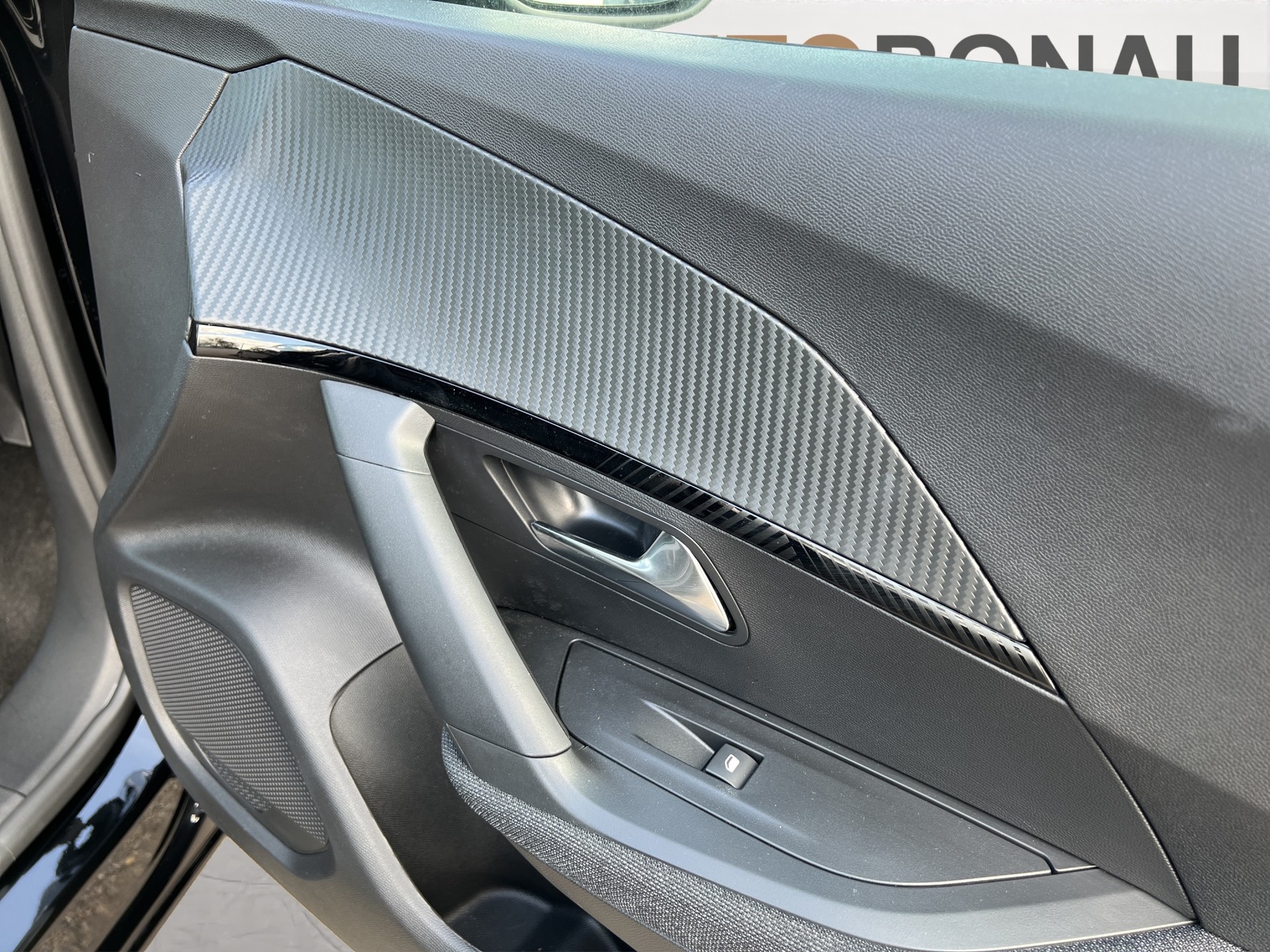 PEUGEOT 2008 1.2 Hybrid 145 Style-image-14