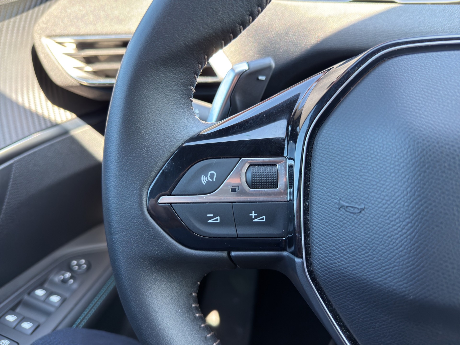 PEUGEOT 2008 1.2 Hybrid 145 Style-image-38