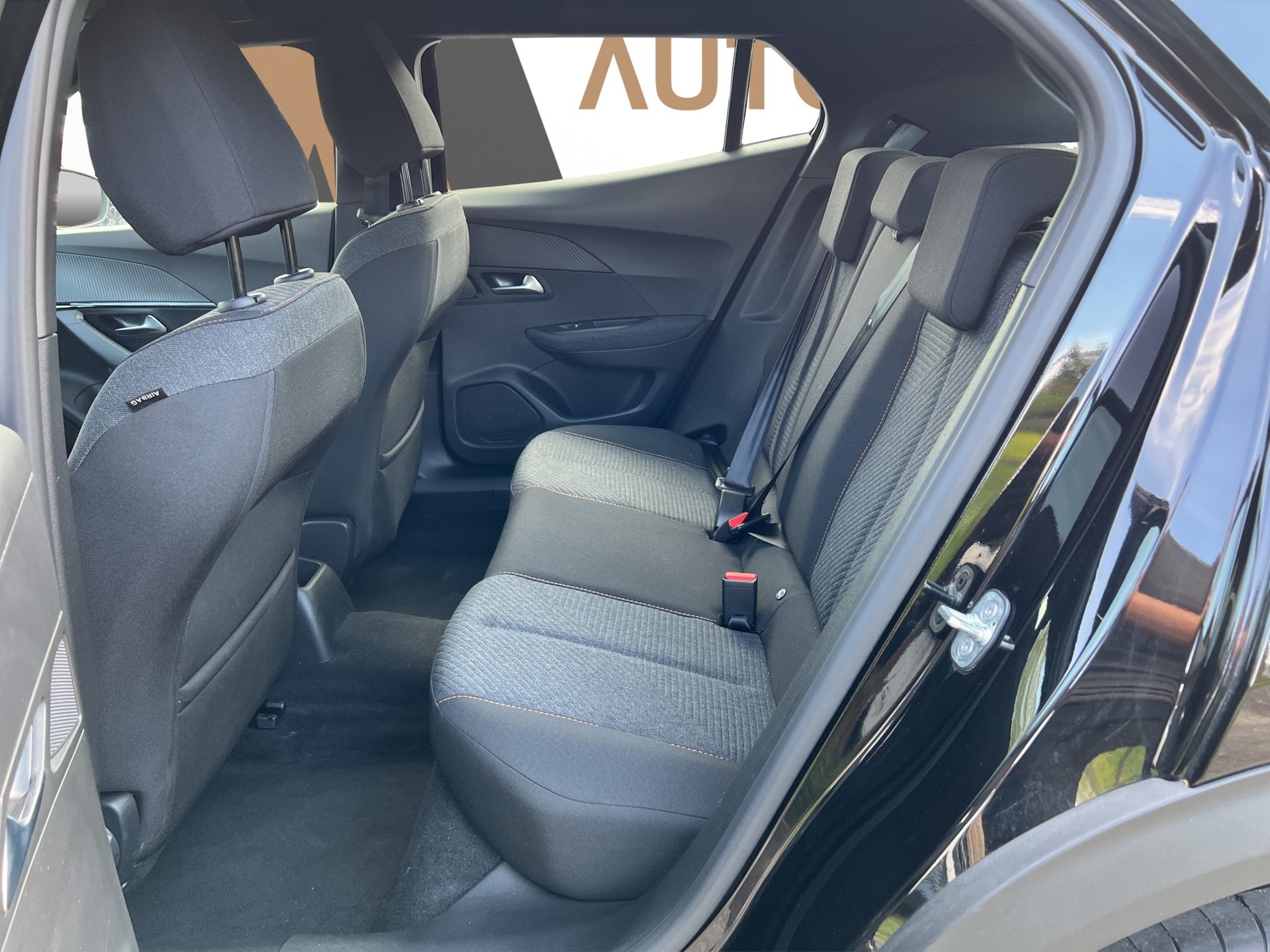 PEUGEOT 2008 1.2 Hybrid 145 Style-image-15