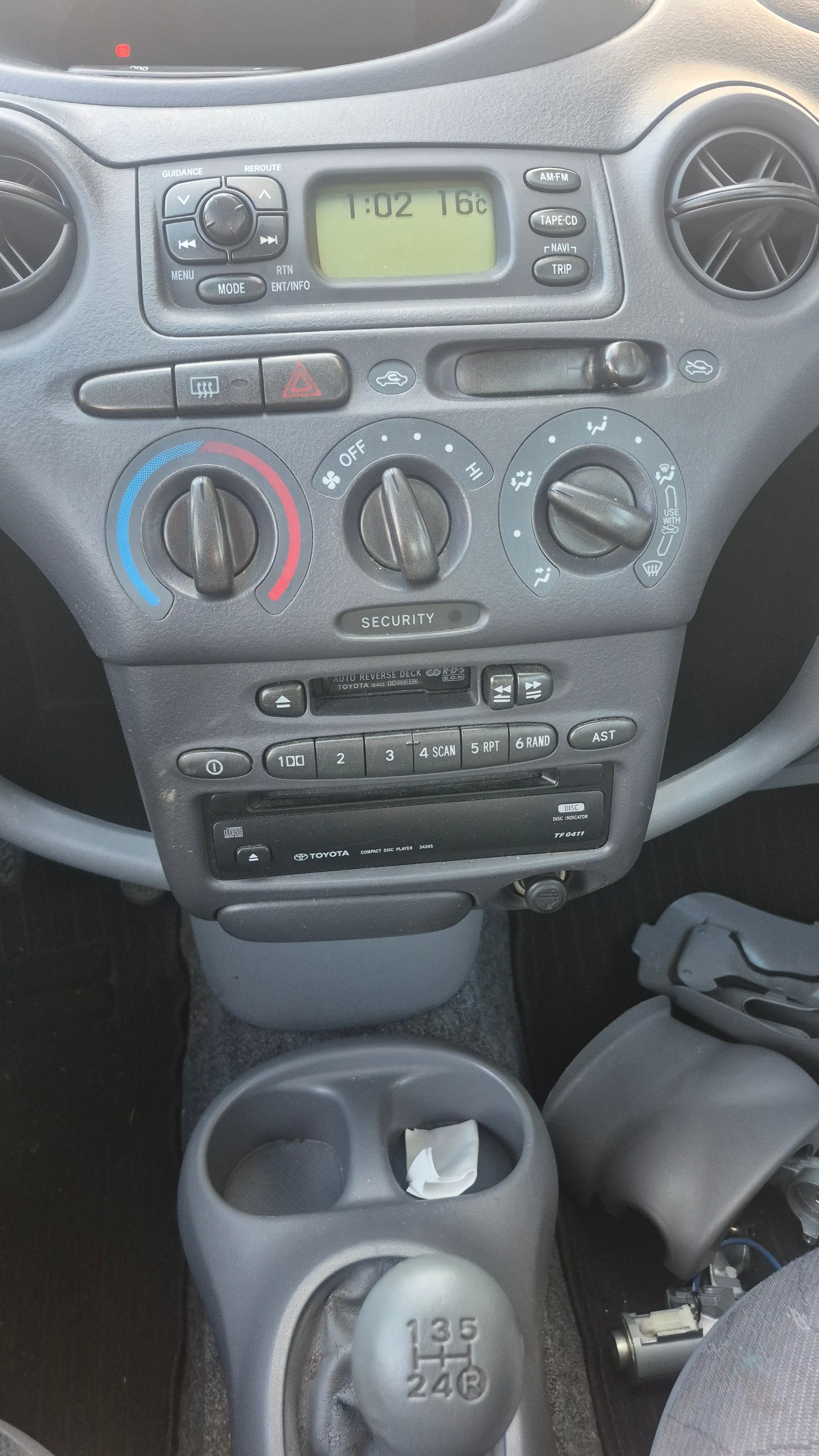 TOYOTA Yaris 1.0-image-9
