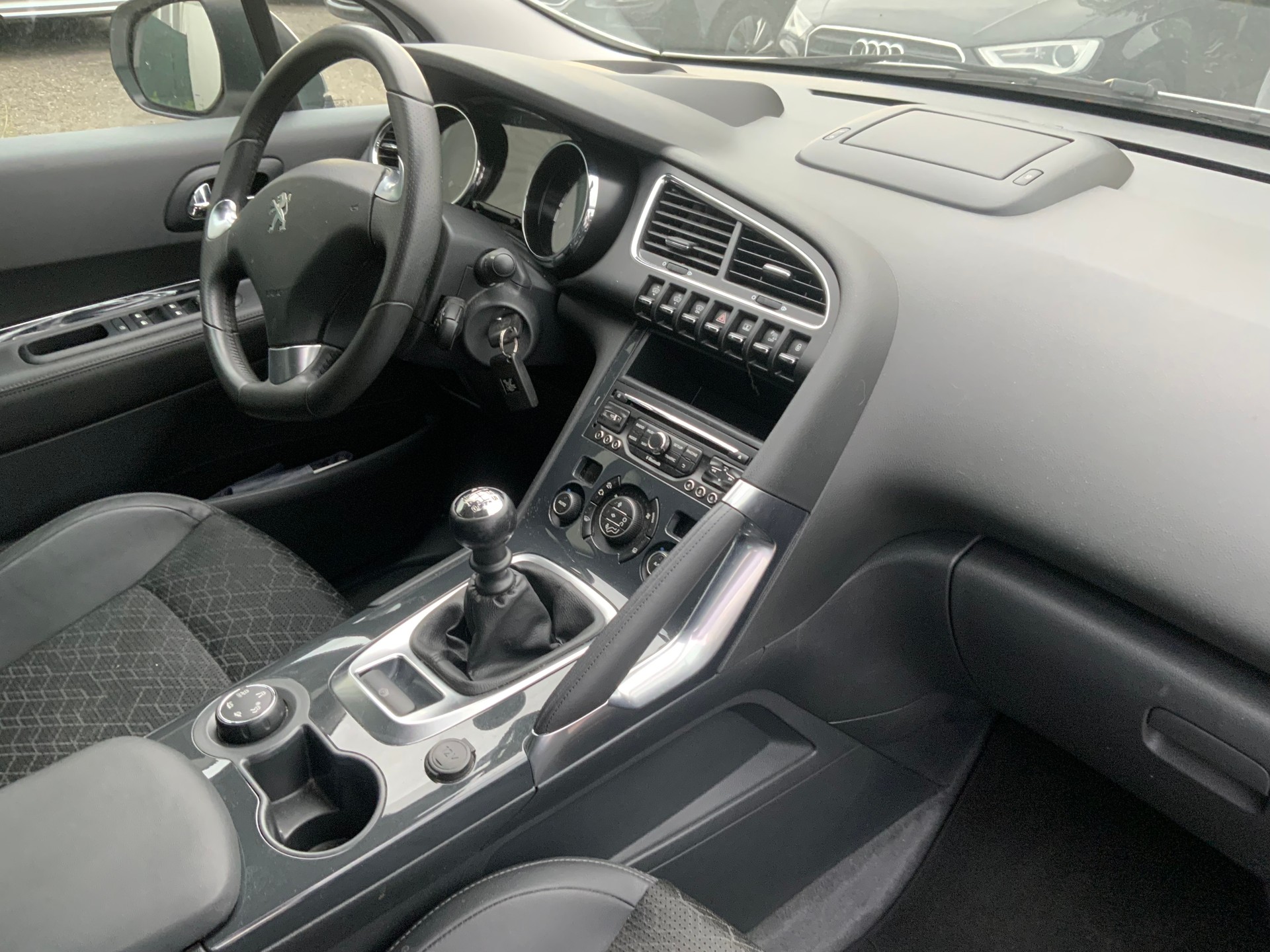 PEUGEOT 3008 1.2 Pure Tech Sensation-image-6