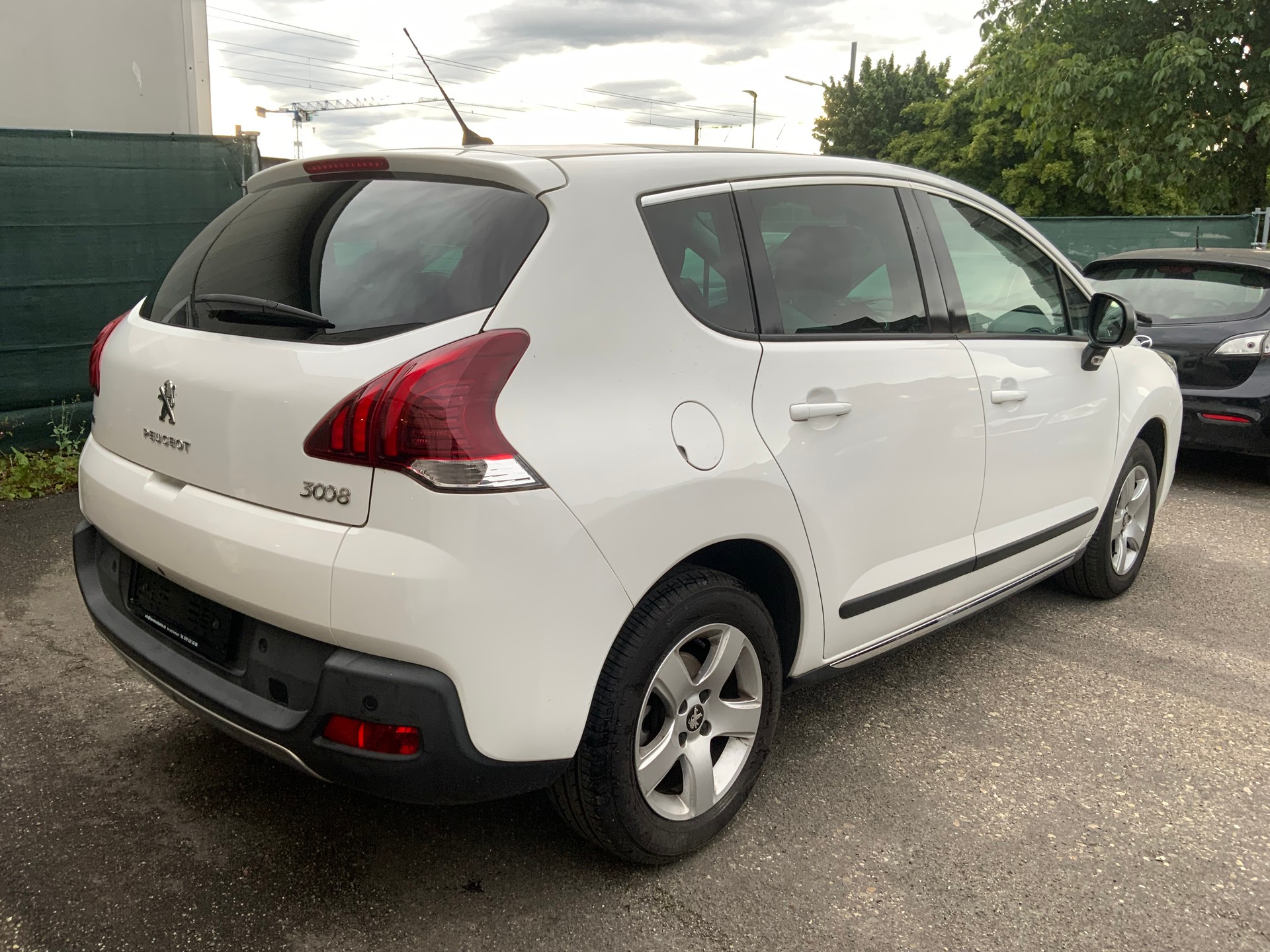 PEUGEOT 3008 1.2 Pure Tech Sensation-image-3