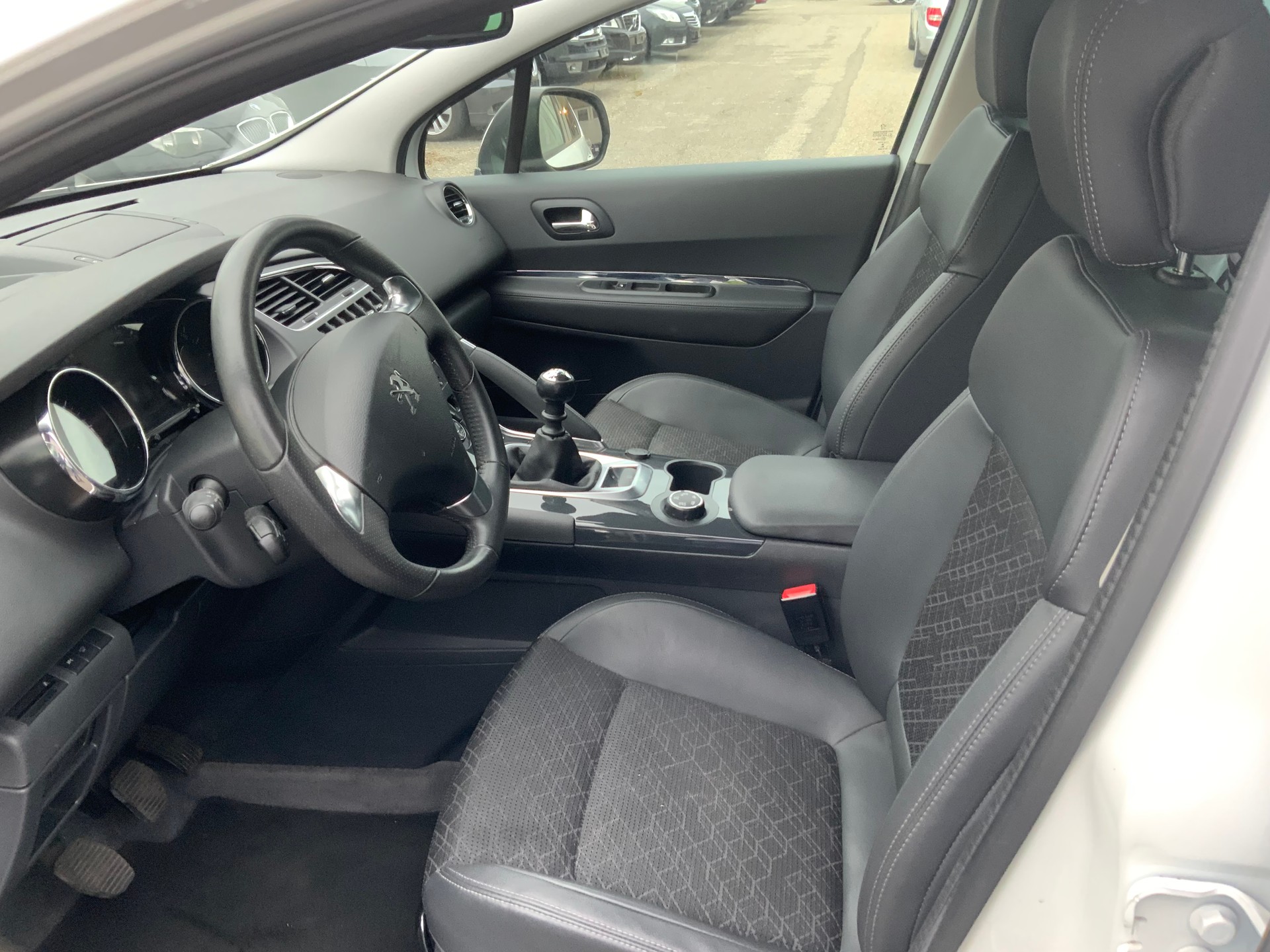 PEUGEOT 3008 1.2 Pure Tech Sensation-image-8