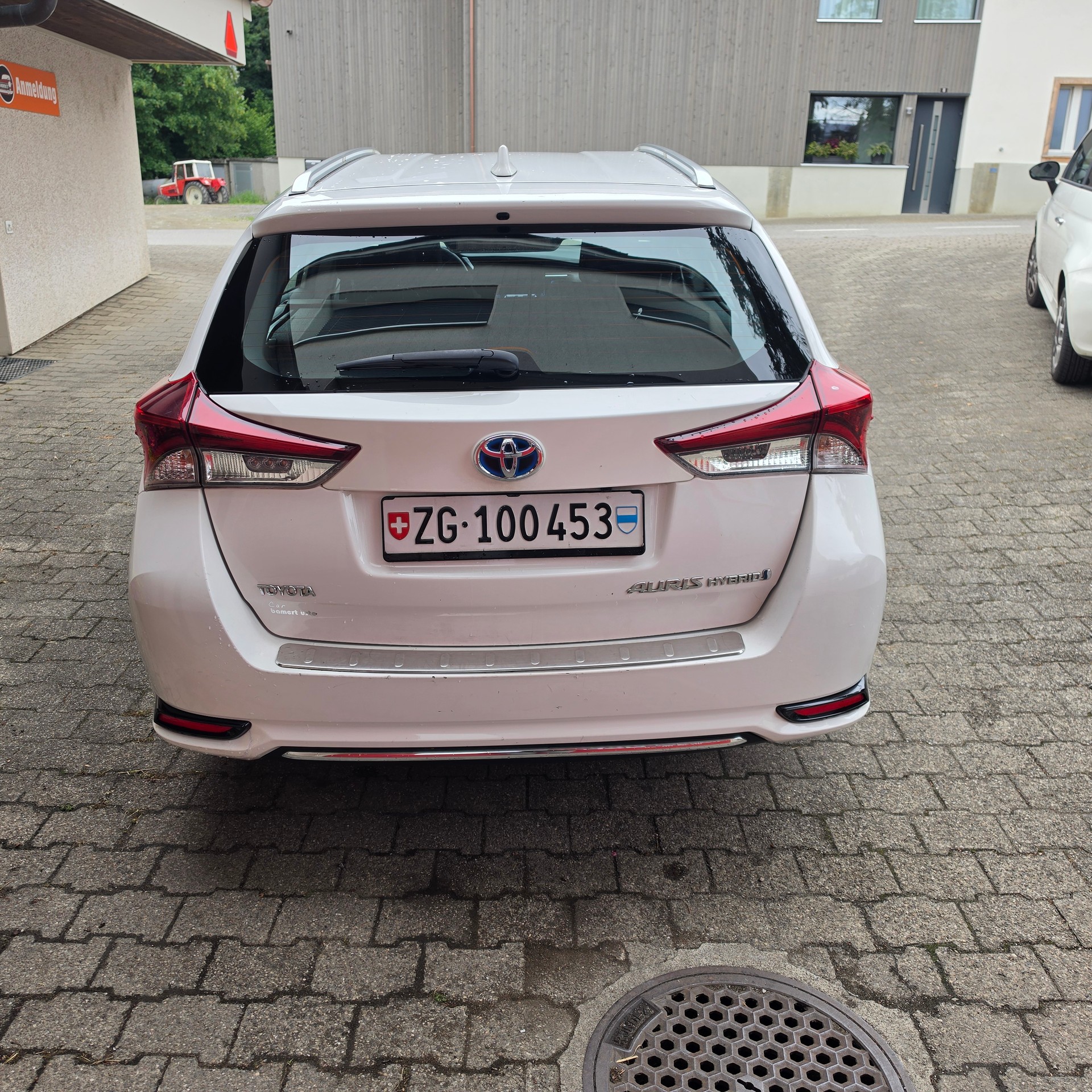 TOYOTA Auris Touring Sports 1.8 HSD Trend e-CVT-image-3