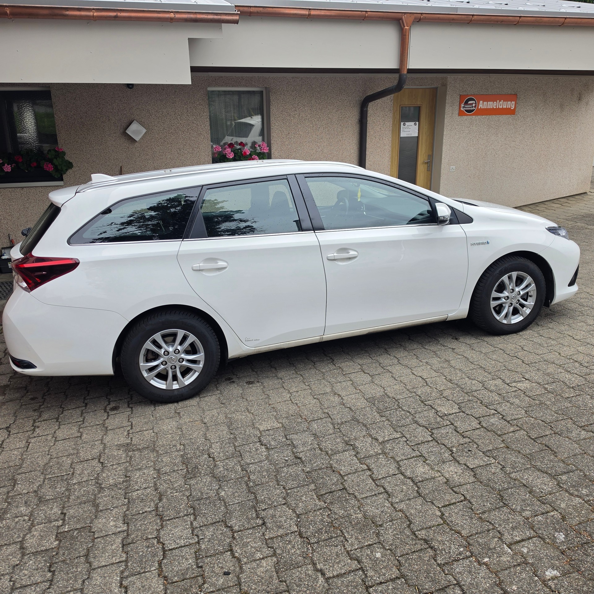 TOYOTA Auris Touring Sports 1.8 HSD Trend e-CVT-image-2