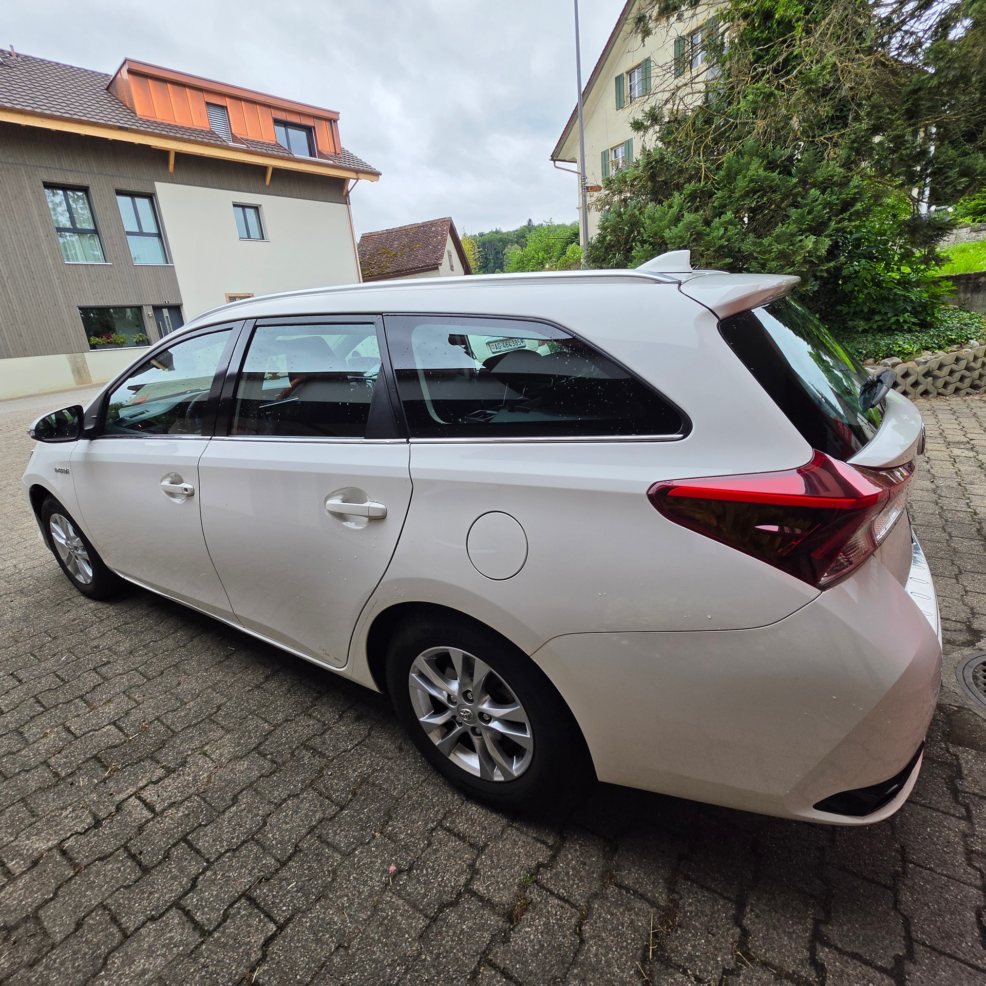 TOYOTA Auris Touring Sports 1.8 HSD Trend e-CVT-image-4
