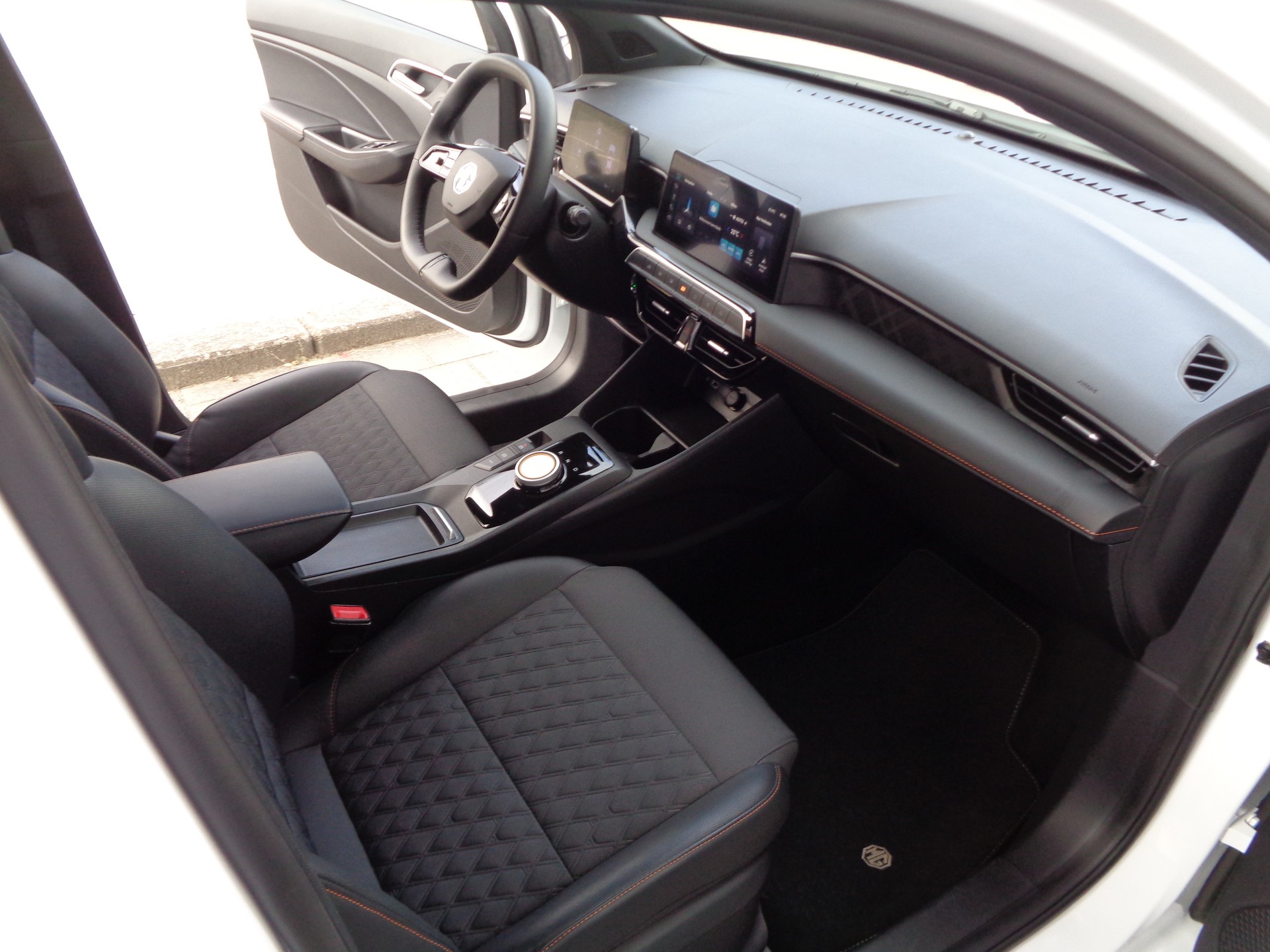 MG 3 1.5 Hybrid Luxury Aut.-image-11