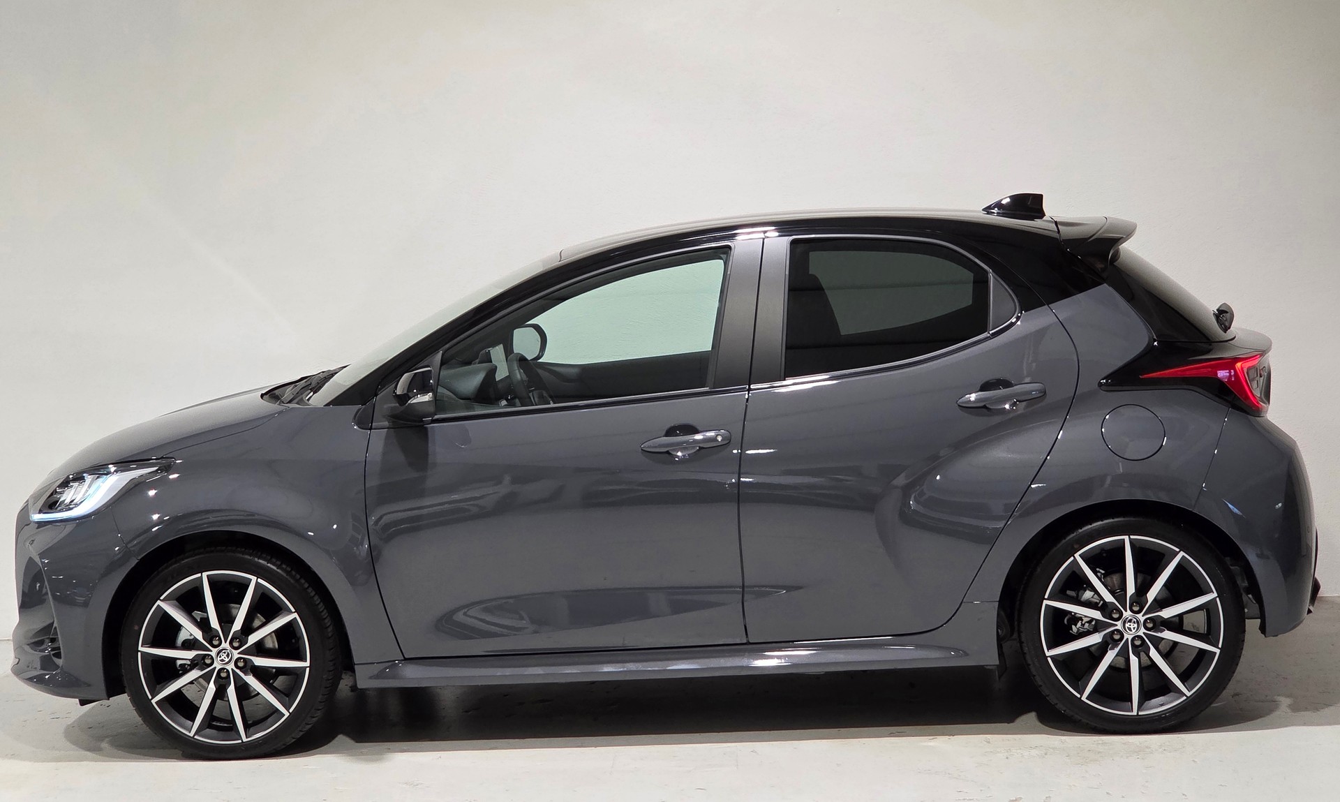 TOYOTA Yaris 1.5 GR Sport e-CVT-showroom-element-1