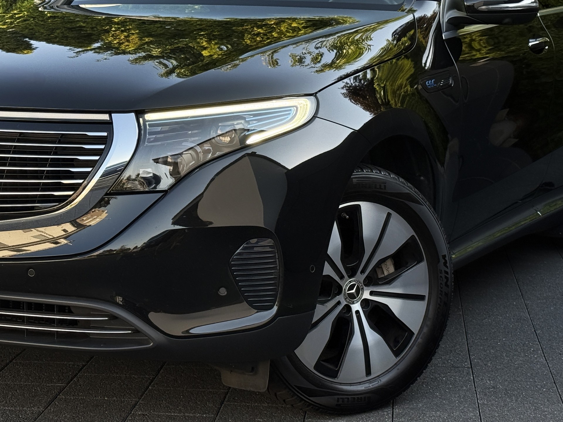 MERCEDES-BENZ EQC 400 4Matic EQ Star / Gratis Service-showroom-element-3