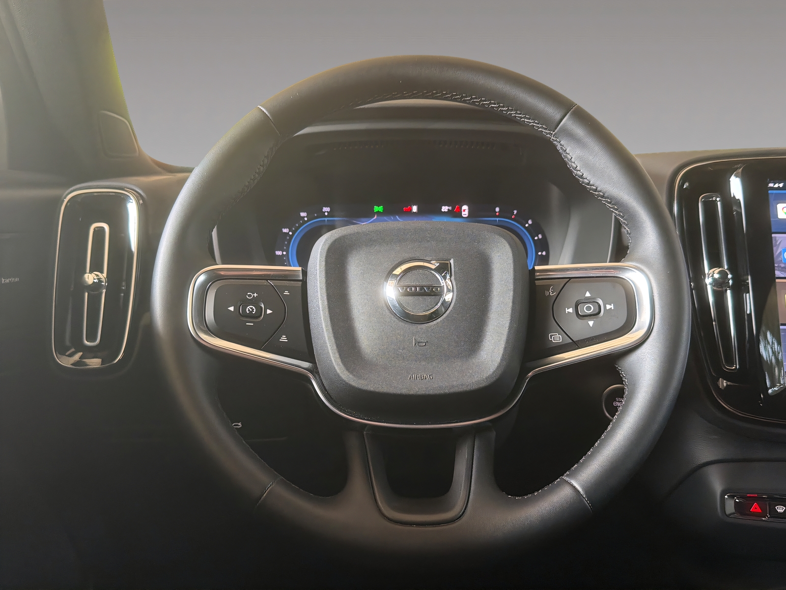 VOLVO XC40 B3 Benzin Mild Hybrid Plus Dark DCT-image-9