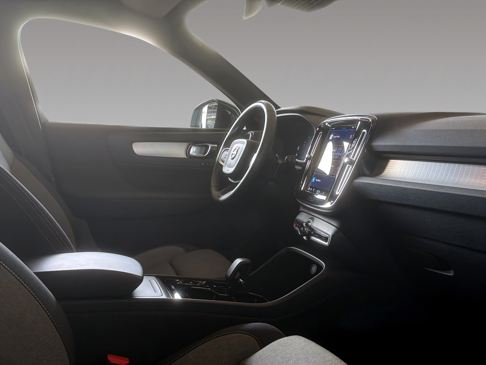 VOLVO XC40 B3 Benzin Mild Hybrid Plus Dark DCT-image-12