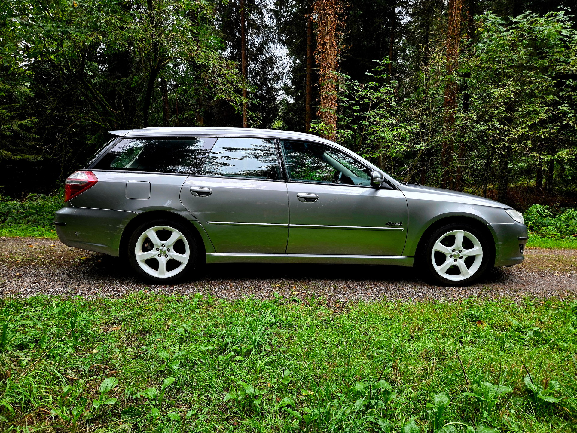 SUBARU Legacy 2.0R AWD Swiss-image-11
