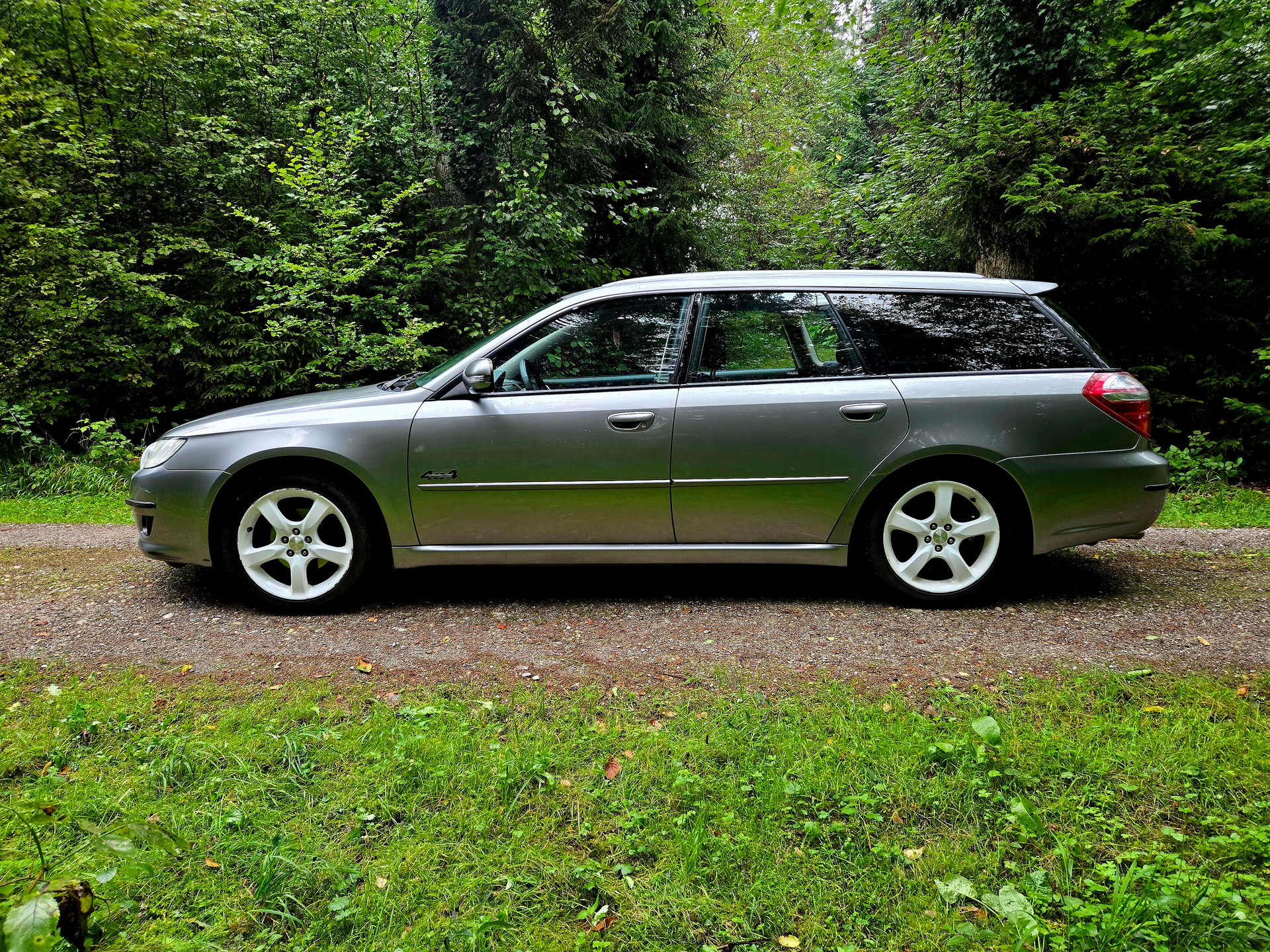 SUBARU Legacy 2.0R AWD Swiss-image-4