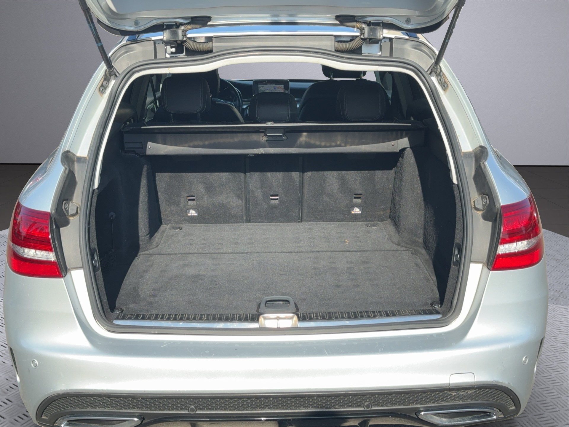 MERCEDES-BENZ C 250 d AMG Line 4Matic 9G-Tronic-image-16