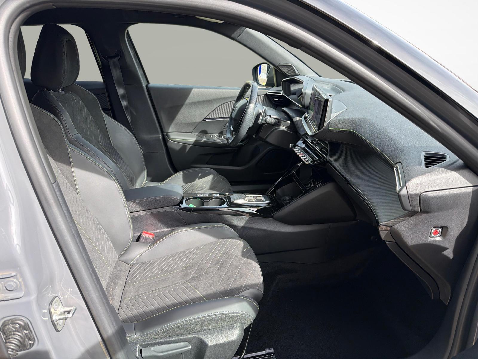 PEUGEOT 2008 1.2 PureTech 130 GT-image-7