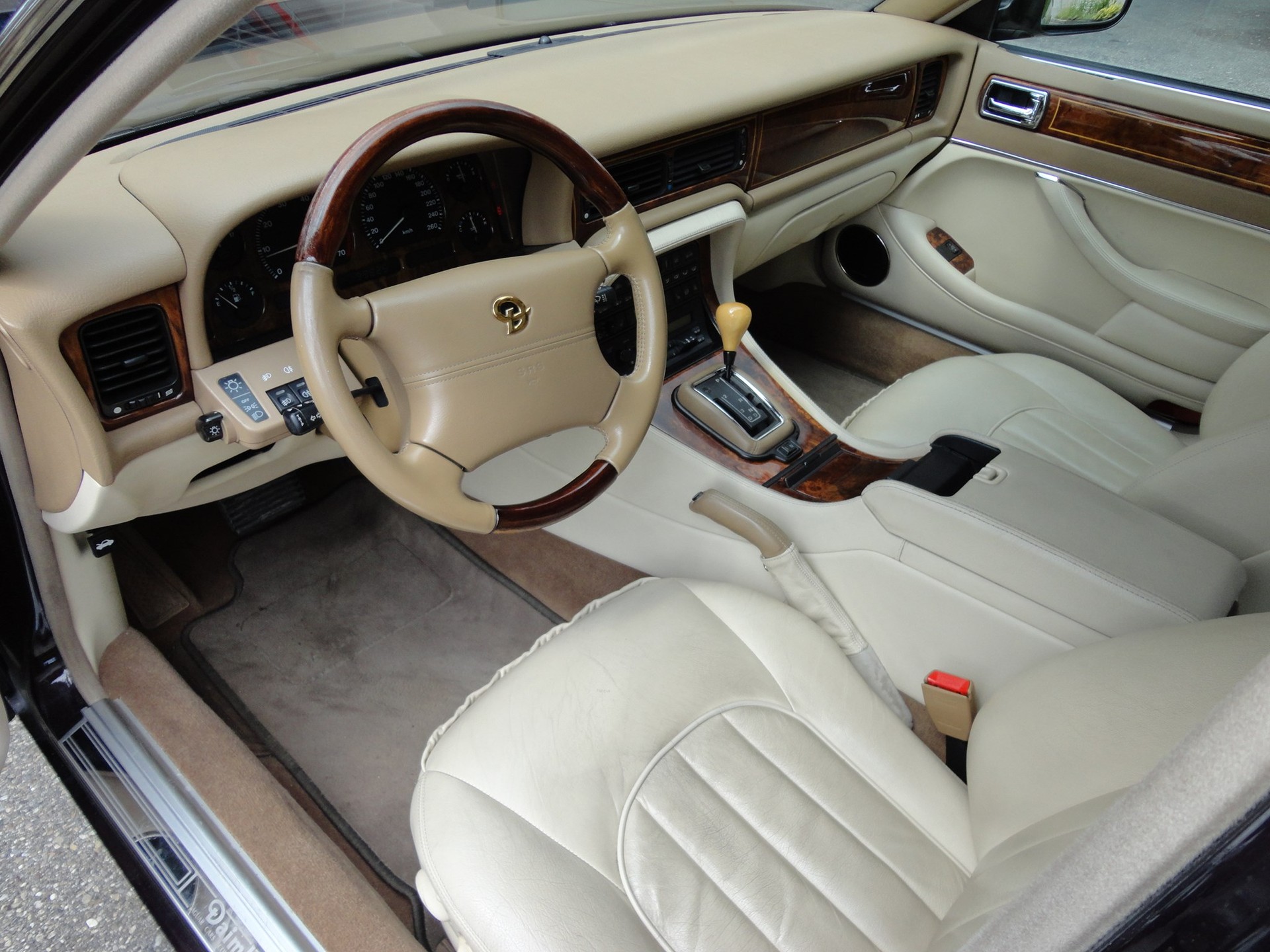 DAIMLER 4.0 Six-image-6