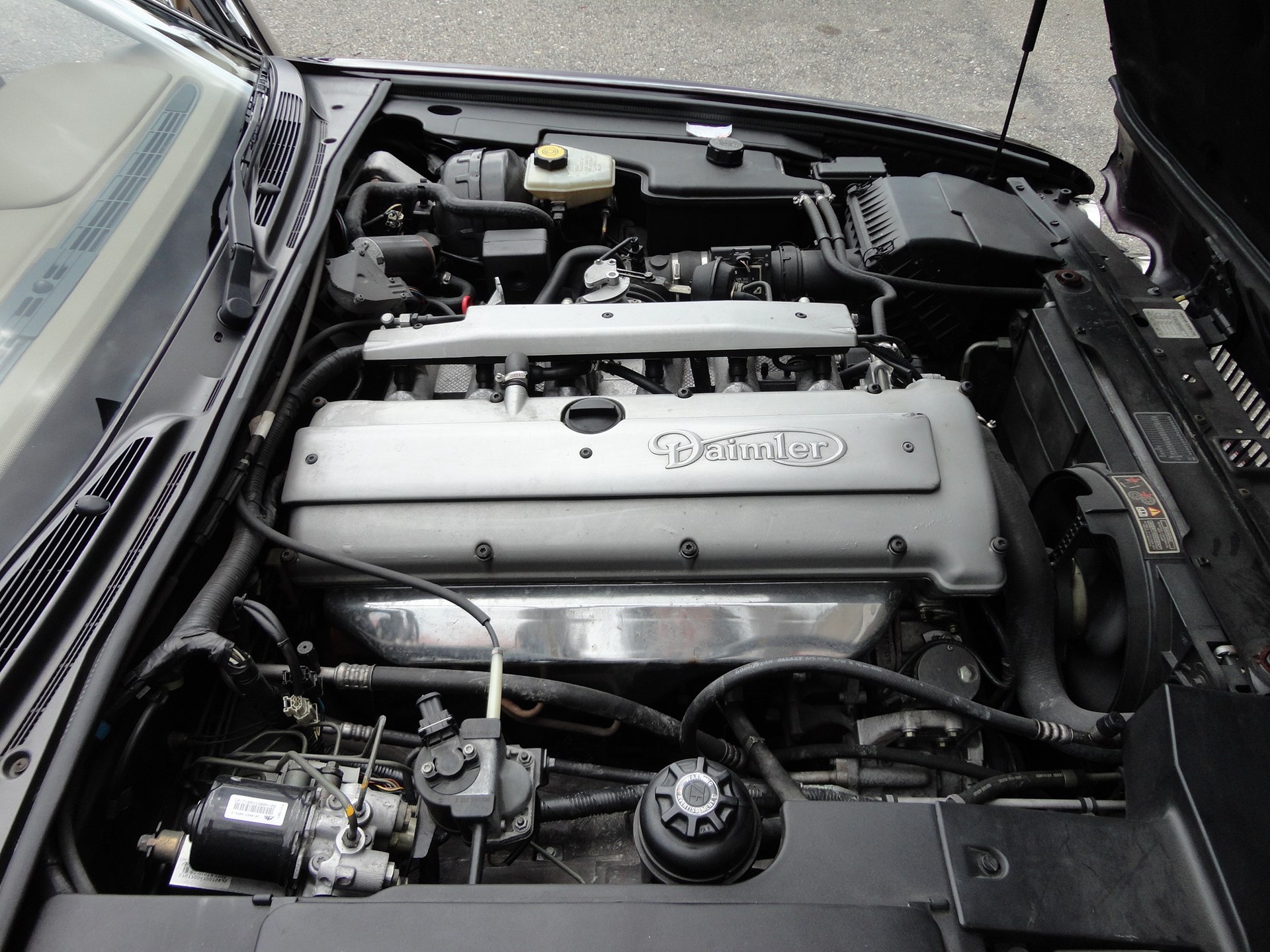 DAIMLER 4.0 Six-image-8