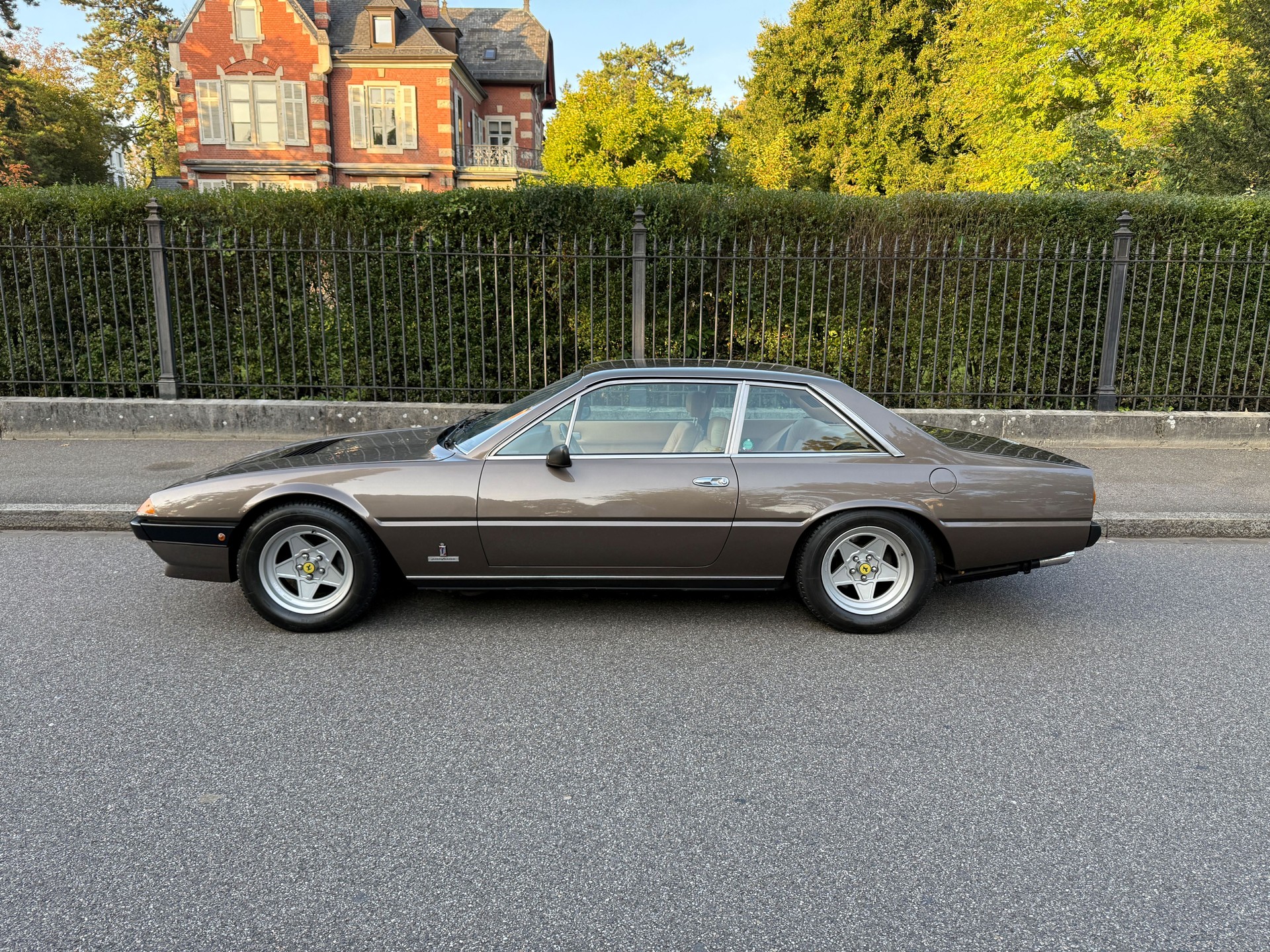 FERRARI 400 Automatic-showroom-element-2