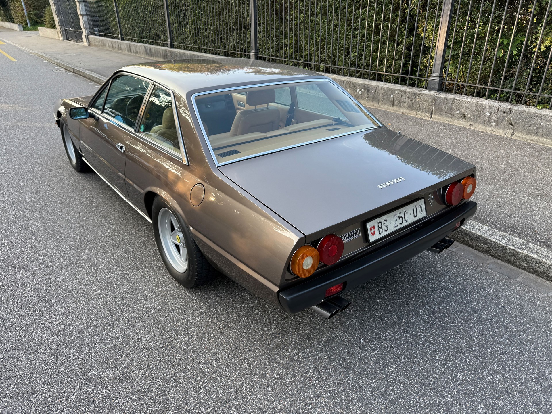 FERRARI 400 Automatic-showroom-element-1