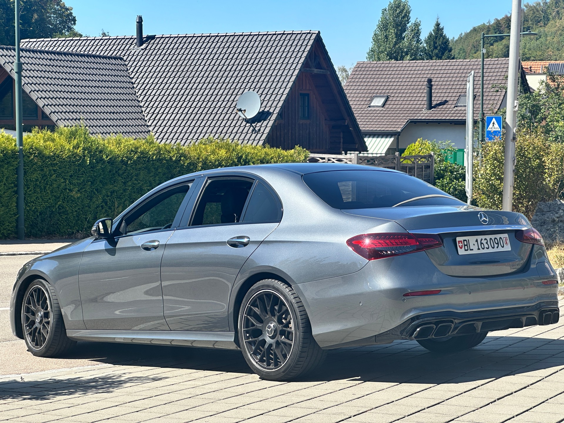 MERCEDES-BENZ E 300 e 4Matic EQ Star 9G-Tronic-image-4