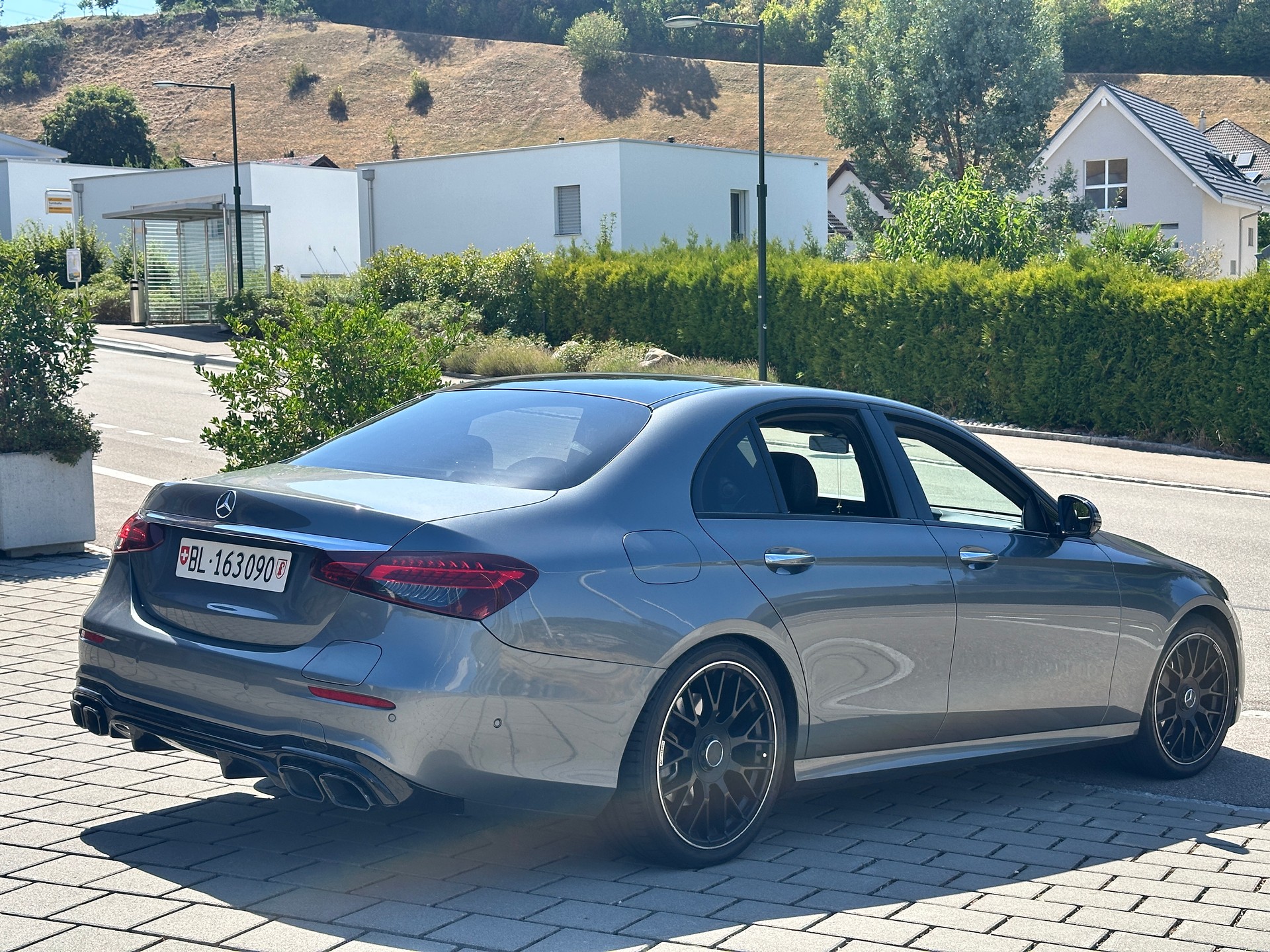 MERCEDES-BENZ E 300 e 4Matic EQ Star 9G-Tronic-image-2