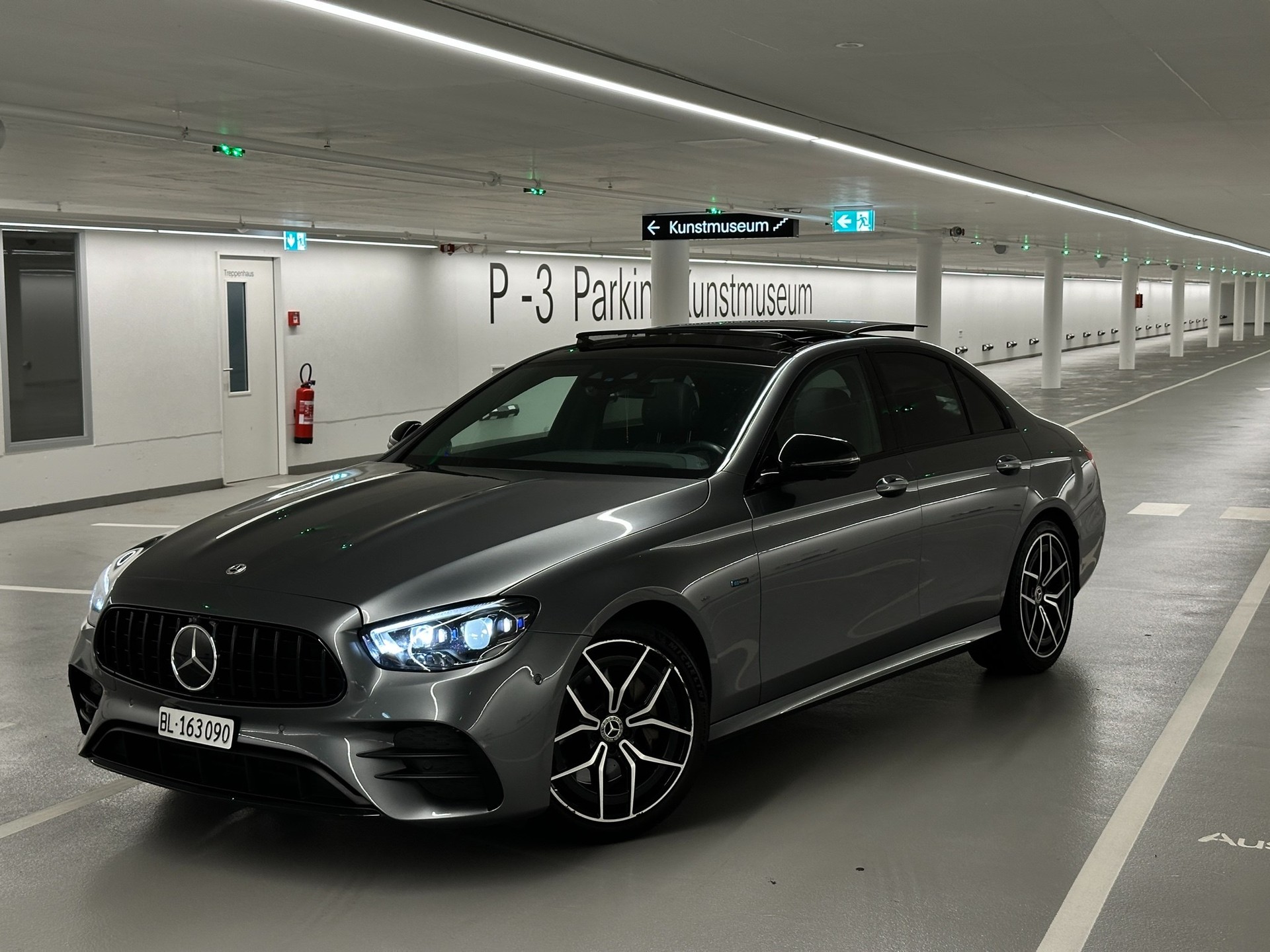 MERCEDES-BENZ E 300 e 4Matic EQ Star 9G-Tronic-image-6