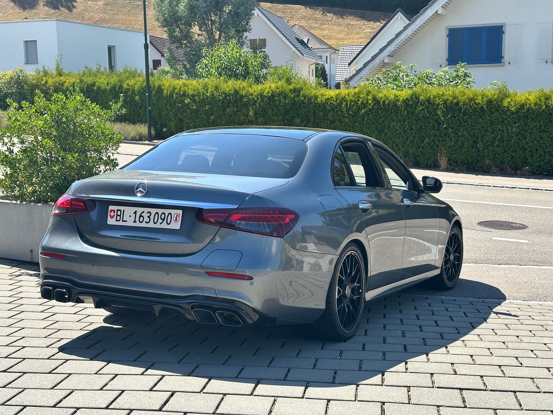 MERCEDES-BENZ E 300 e 4Matic EQ Star 9G-Tronic-image-3
