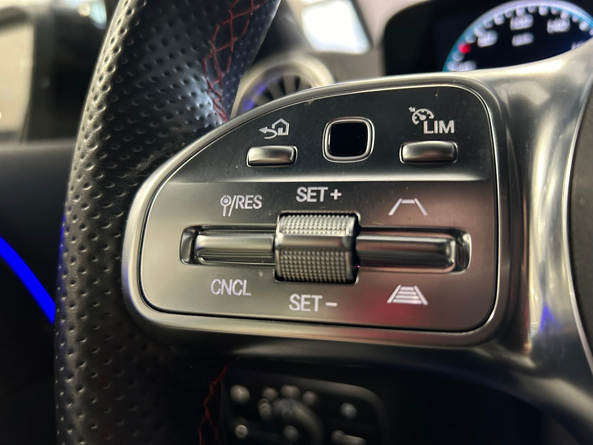 MERCEDES-BENZ B 250 4Matic AMG Line-image-19