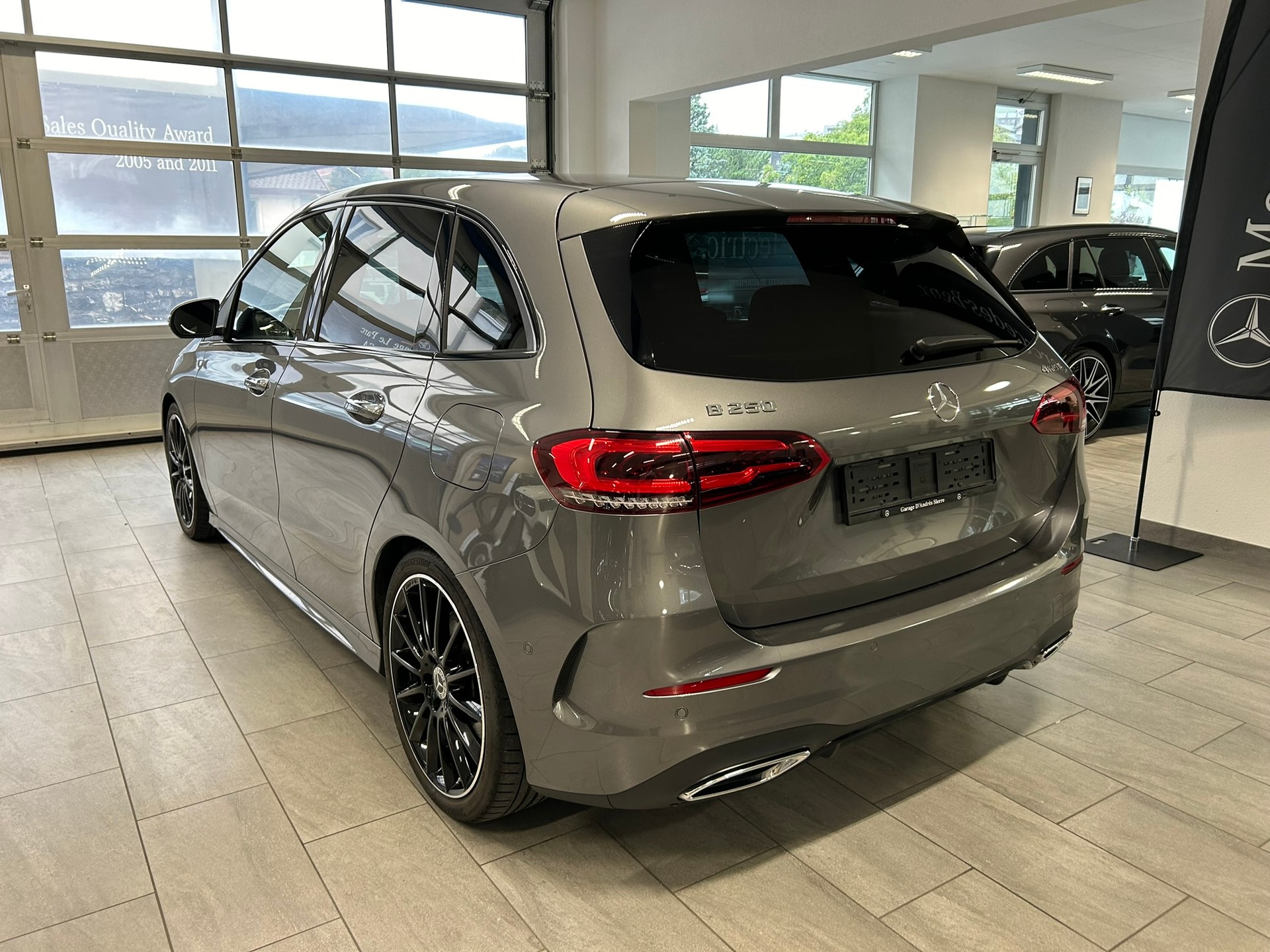 MERCEDES-BENZ B 250 4Matic AMG Line-image-4