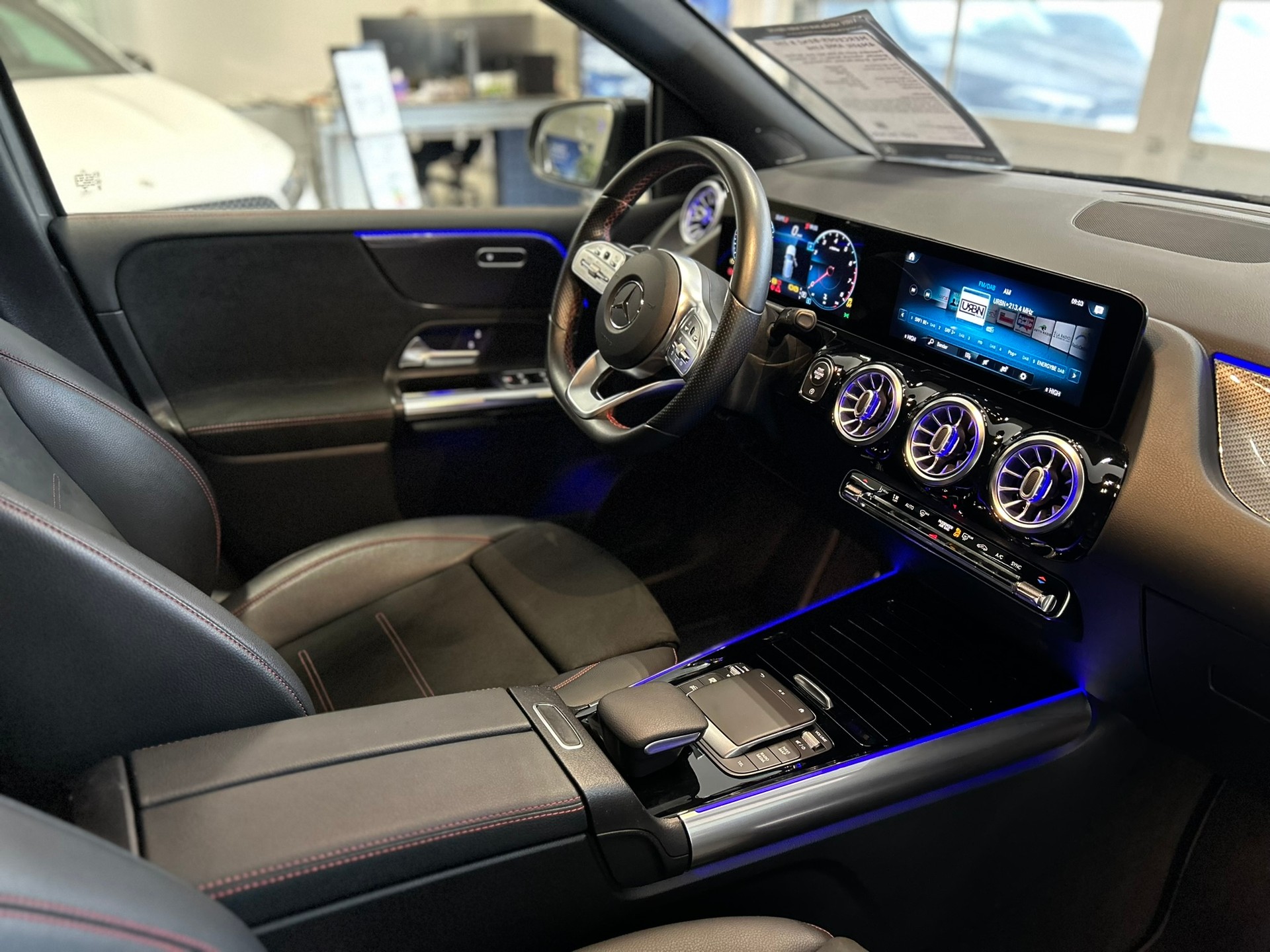 MERCEDES-BENZ B 250 4Matic AMG Line-image-9