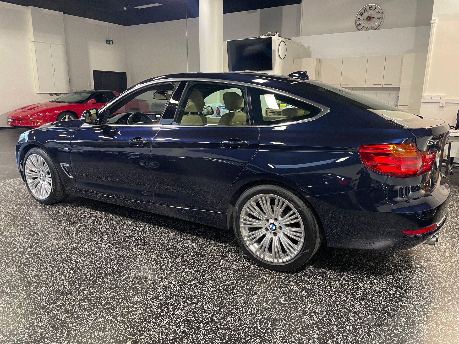 BMW 328i GT Luxury Line Steptronic-showroom-element-2