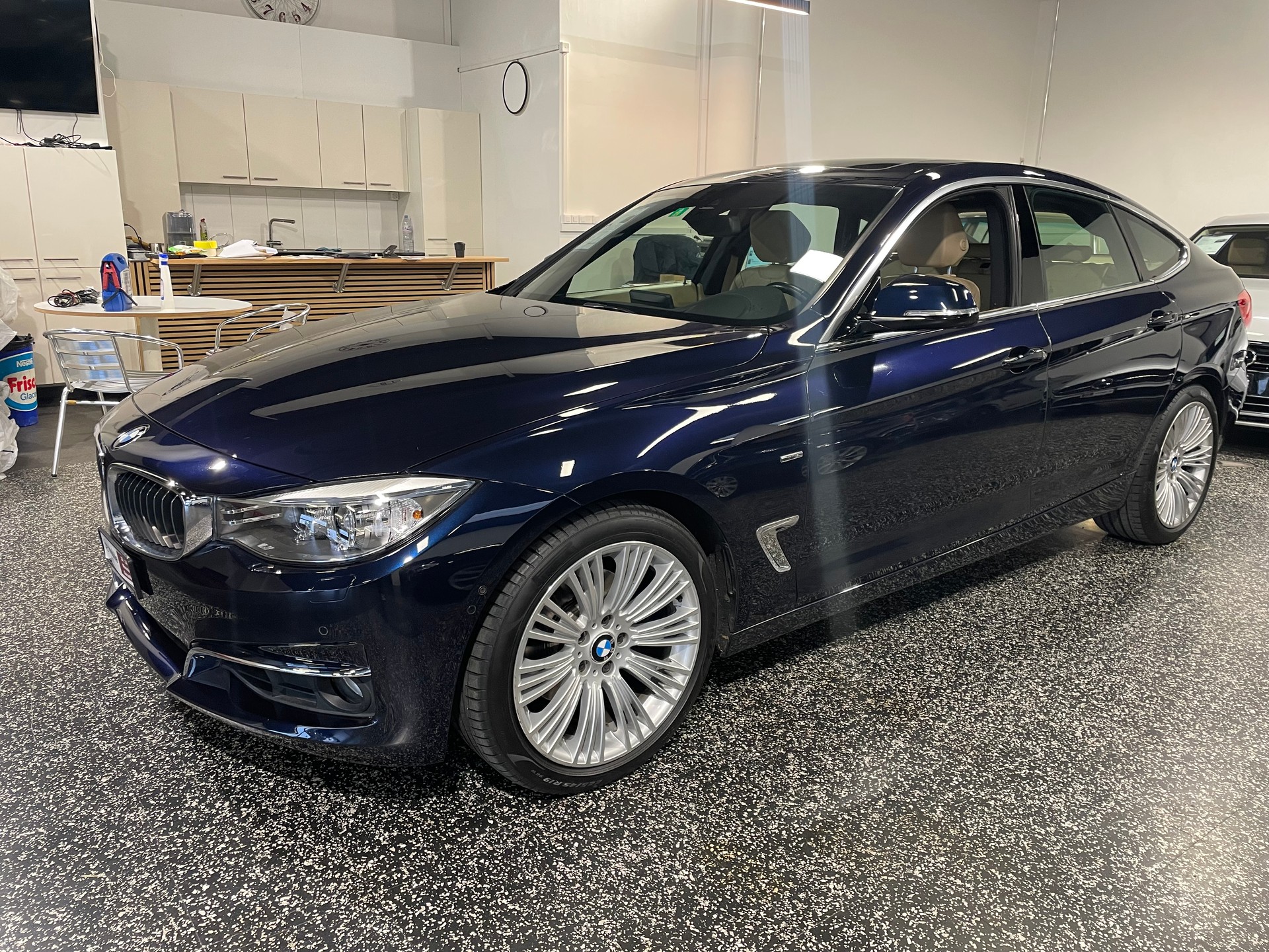 BMW 328i GT Luxury Line Steptronic-showroom-element-1