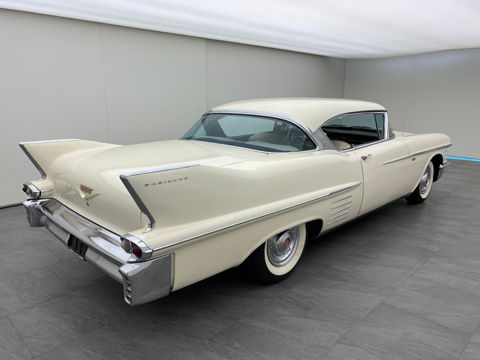 CADILLAC Series 62-showroom-element-3