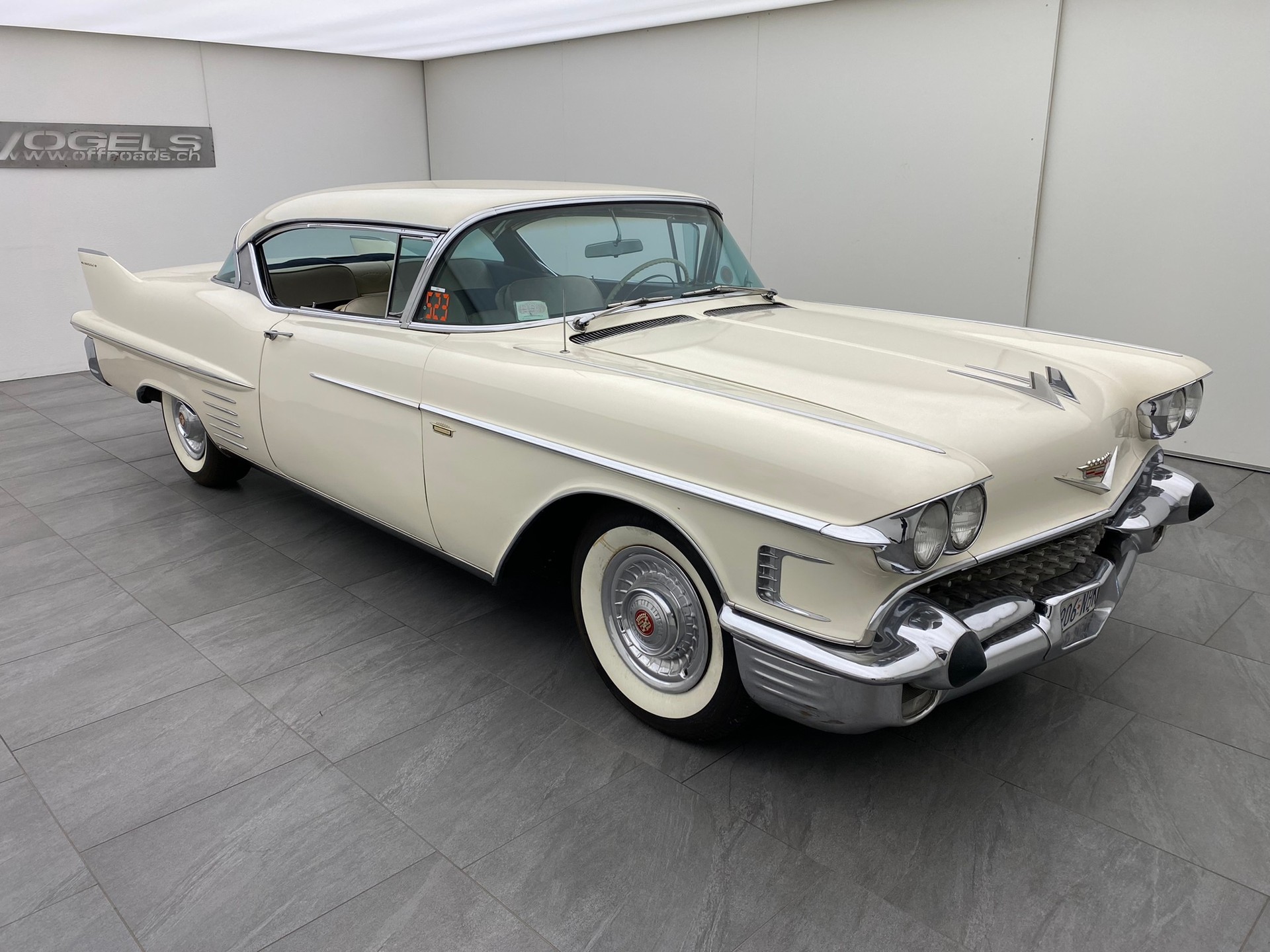 CADILLAC Series 62-showroom-element-2