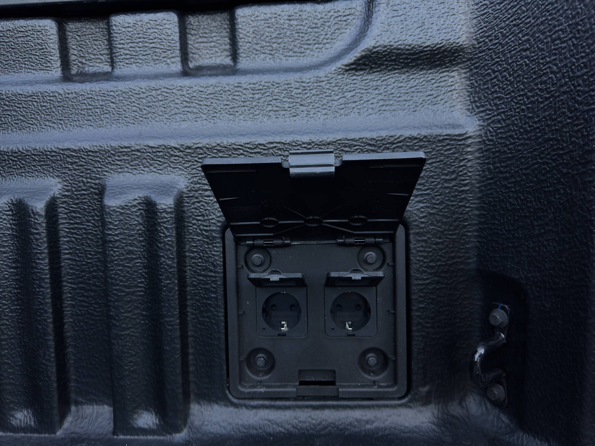 MAXUS eTerron 9 E-Motor 102kWh Luxury-image-13