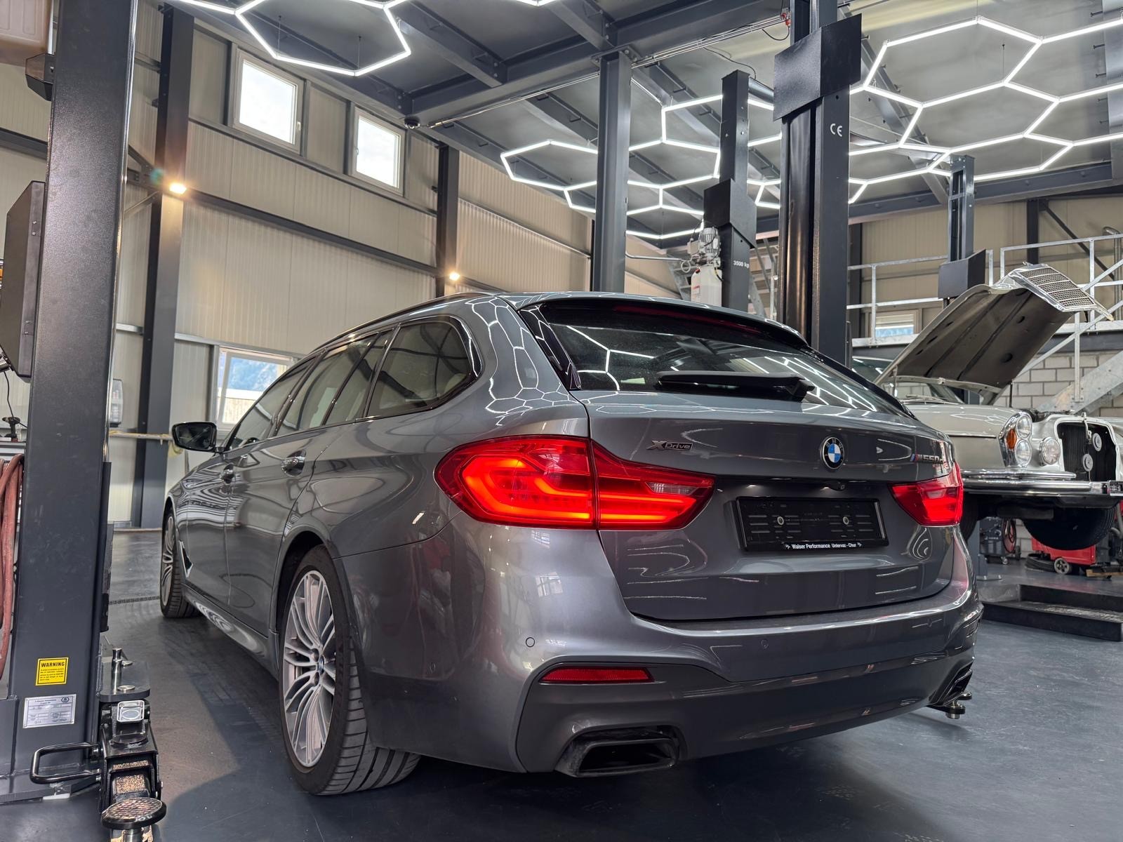 BMW M550d xDrive Touring Steptronic-image-3