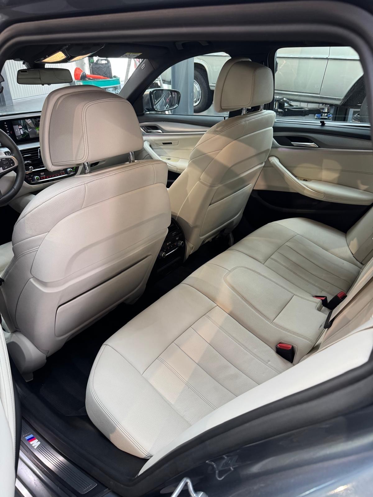 BMW M550d xDrive Touring Steptronic-image-6