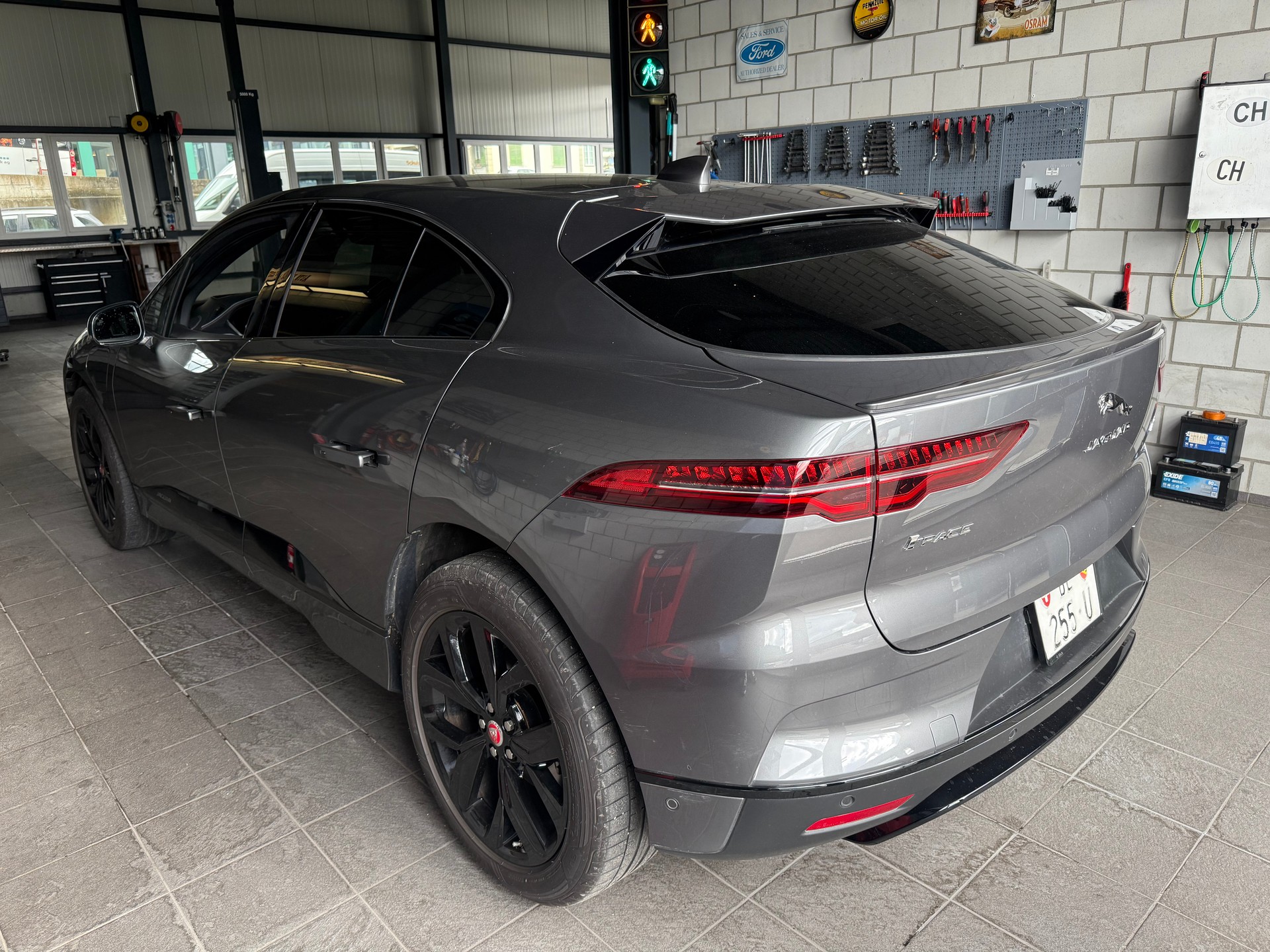 JAGUAR I-Pace EV400 First Edition AWD-image-2