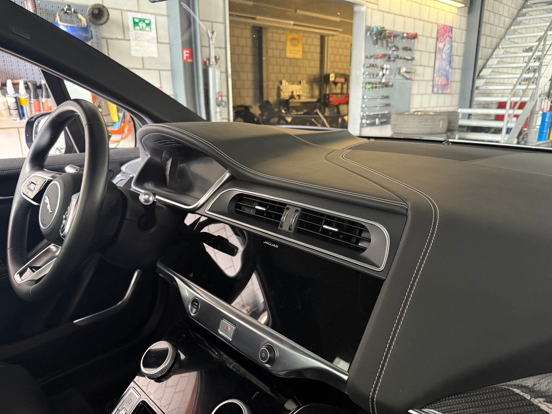 JAGUAR I-Pace EV400 First Edition AWD-image-4