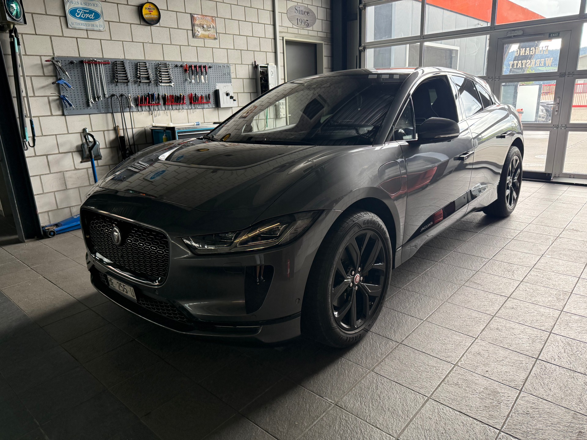 JAGUAR I-Pace EV400 First Edition AWD-image-1