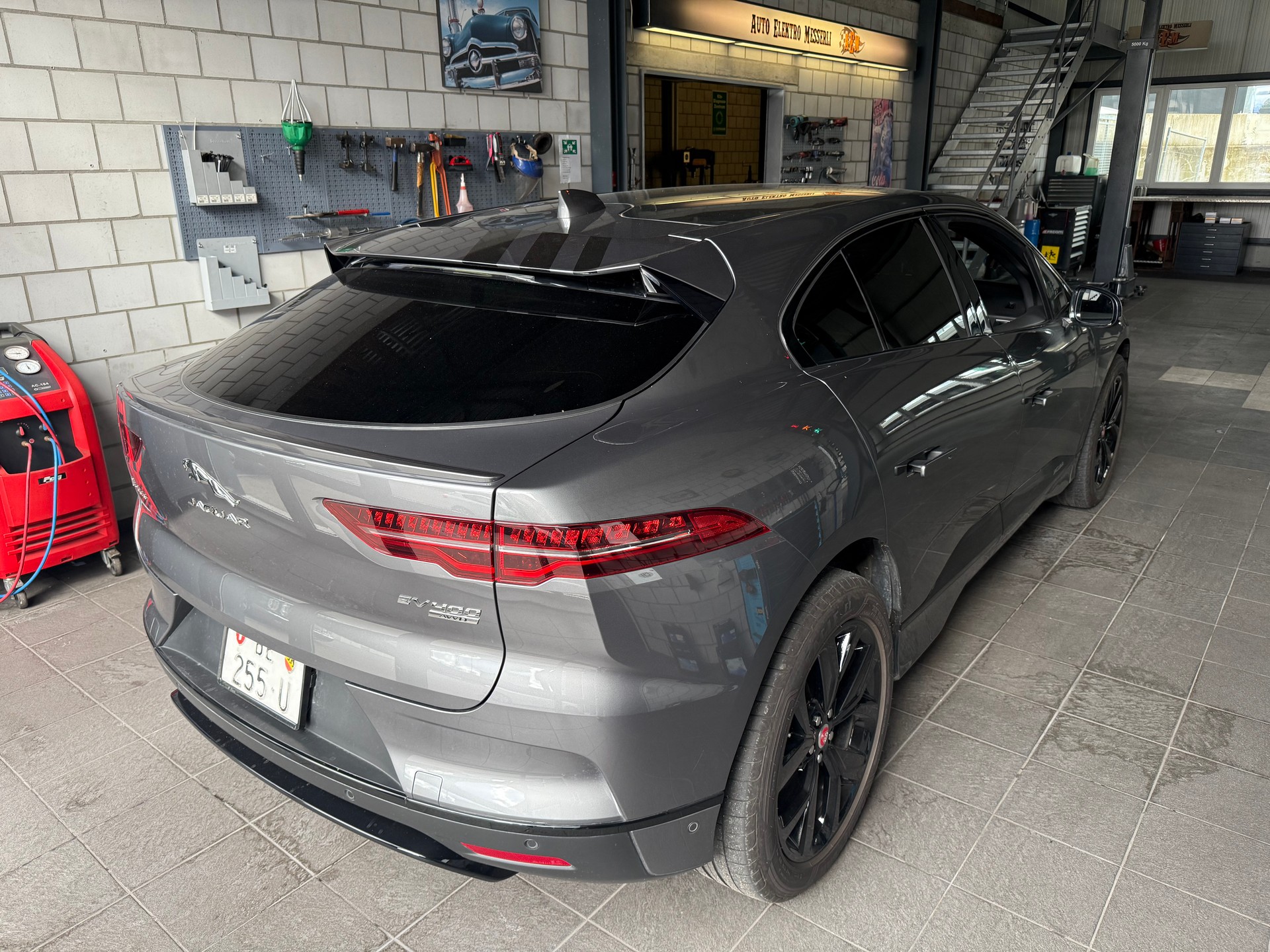 JAGUAR I-Pace EV400 First Edition AWD-image-3