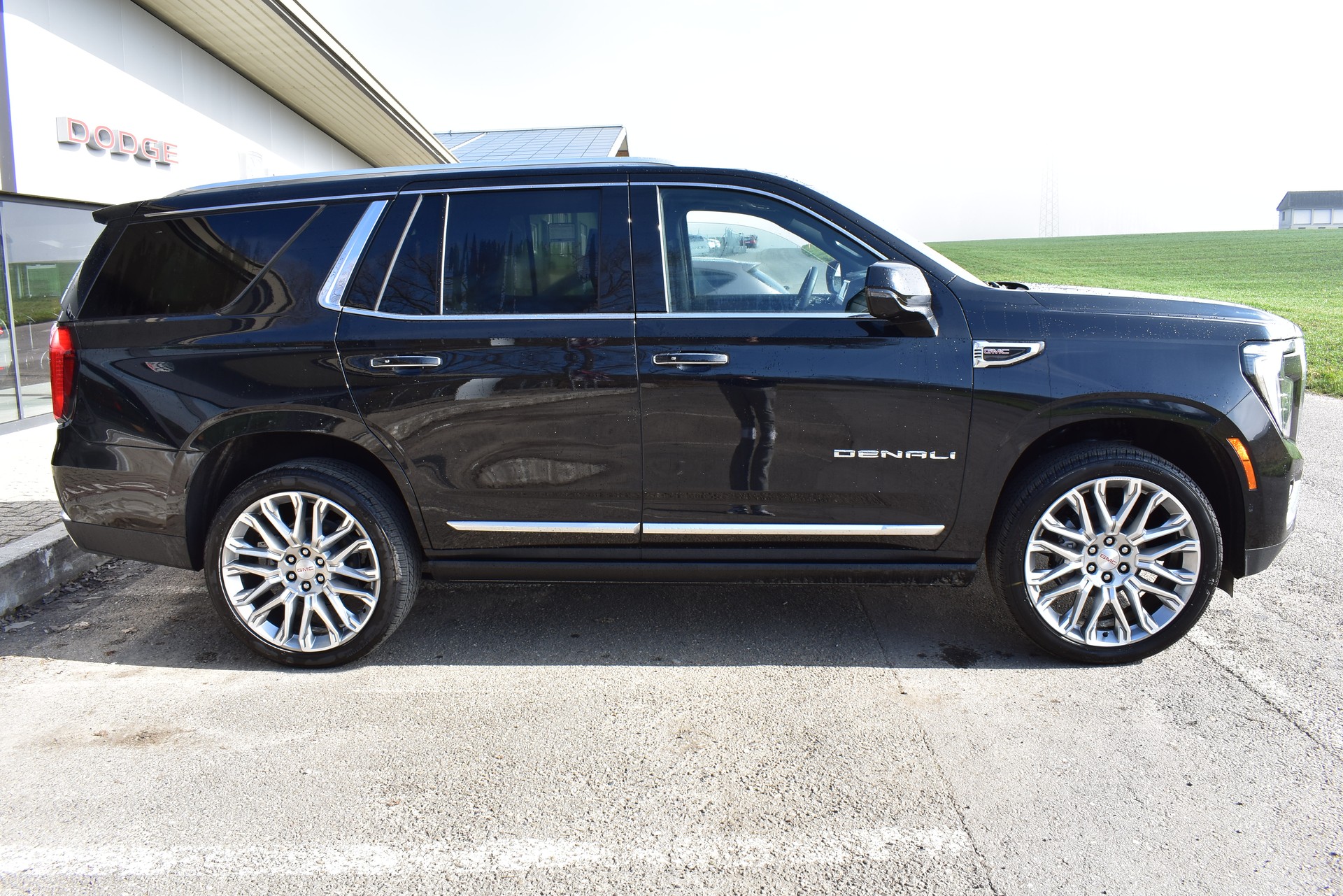 GMC Yukon Denali-image-5