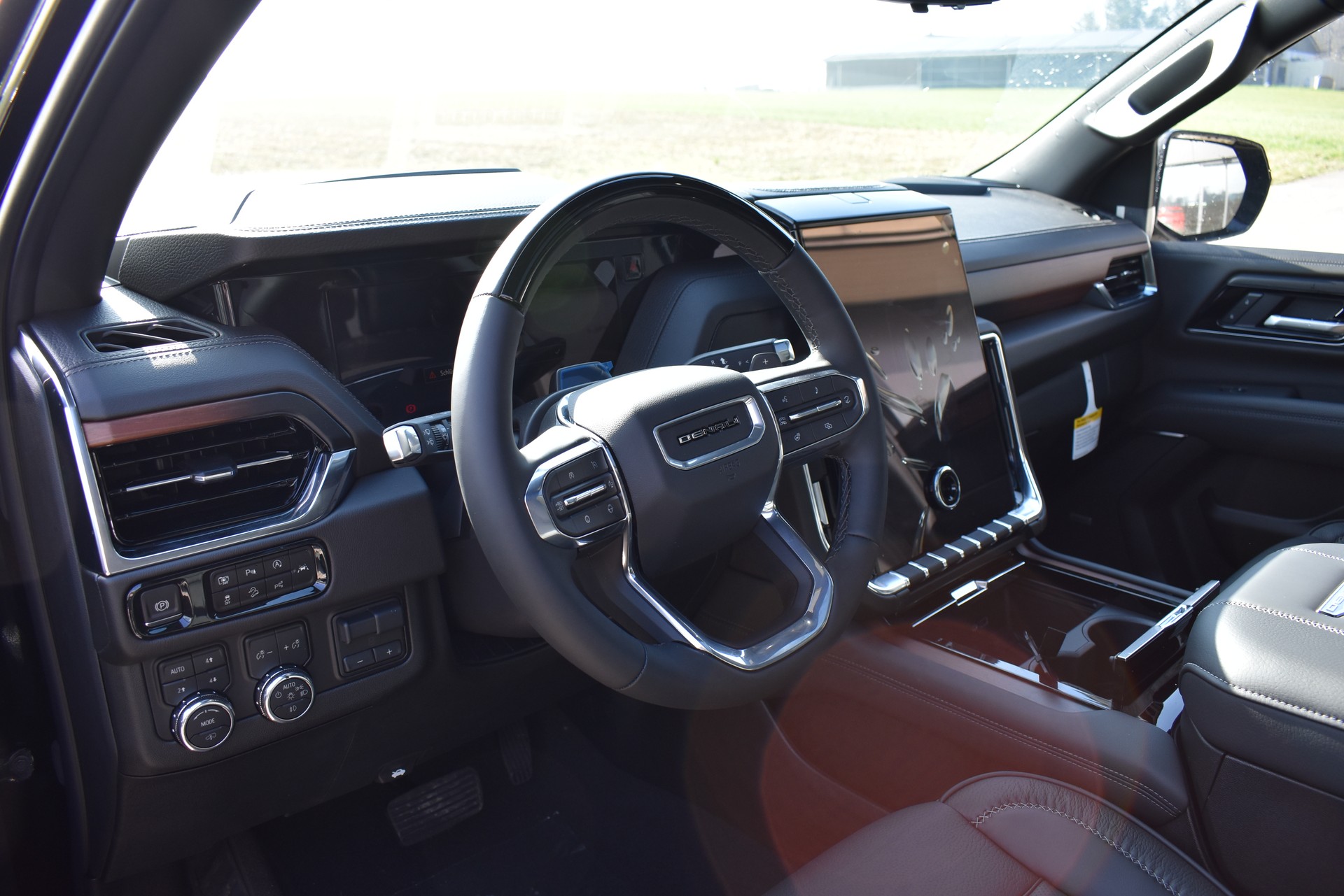 GMC Yukon Denali-image-12