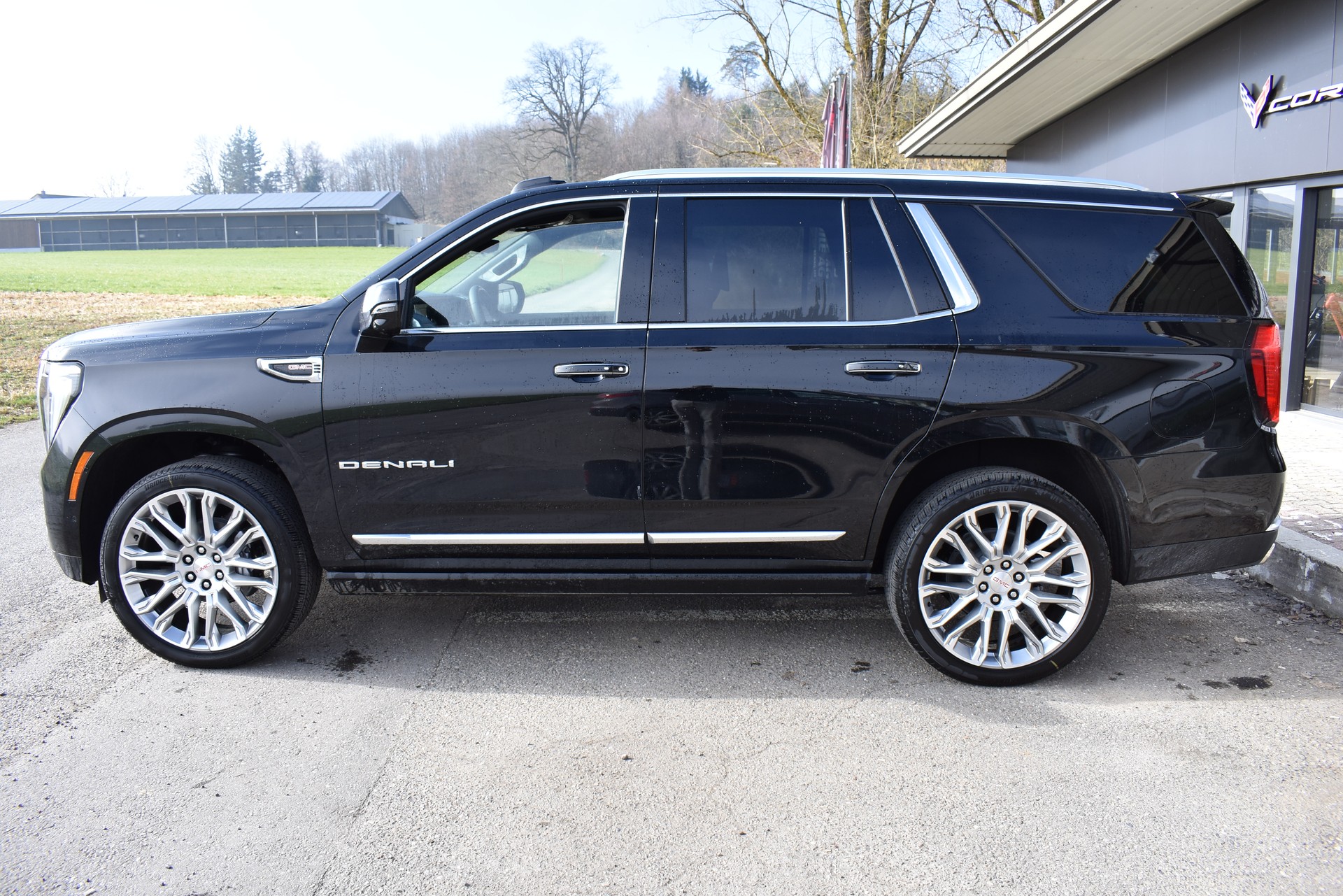 GMC Yukon Denali-image-1