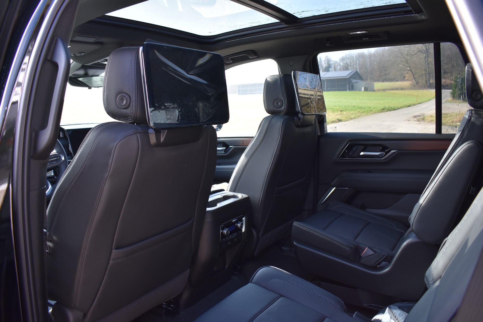 GMC Yukon Denali-image-10