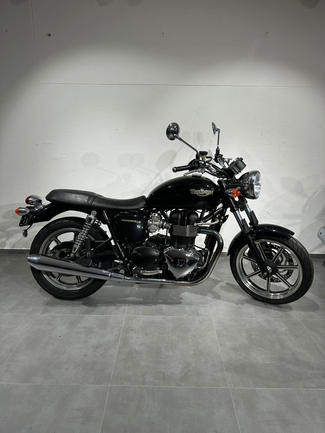 TRIUMPH Bonneville 900 i-image-8