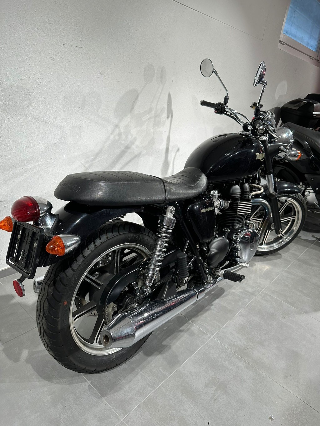 TRIUMPH Bonneville 900 i-image-2