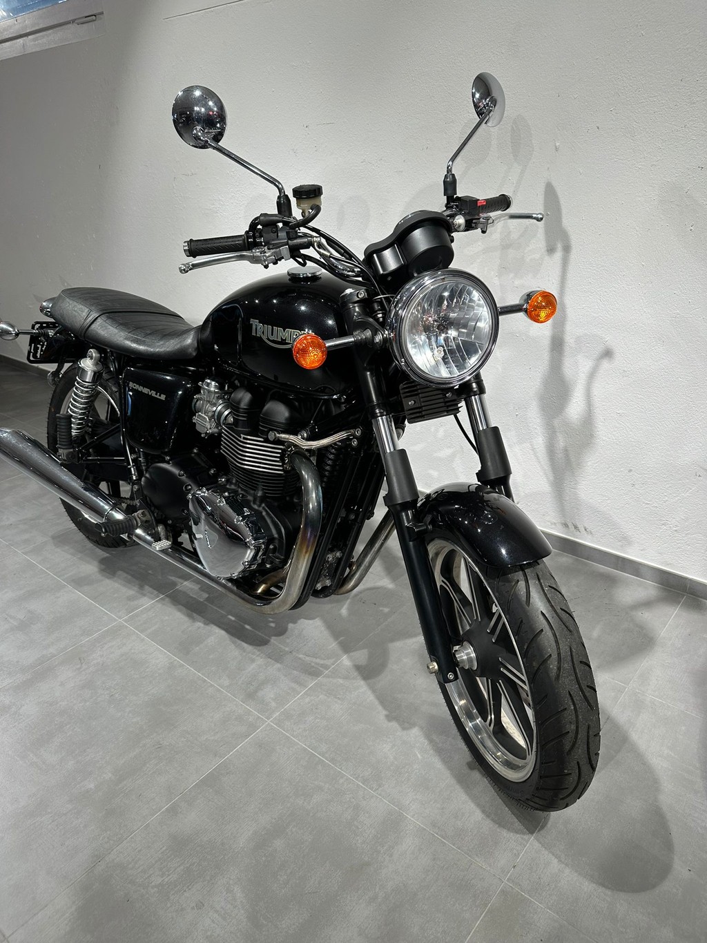 TRIUMPH Bonneville 900 i-image-1