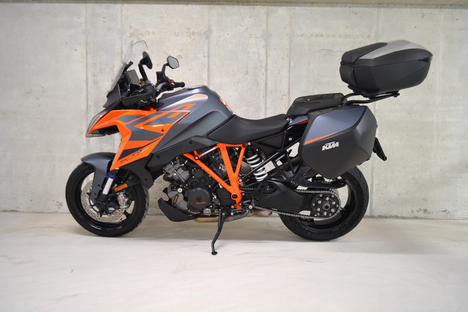 KTM 1290 Super Duke GT-image-2