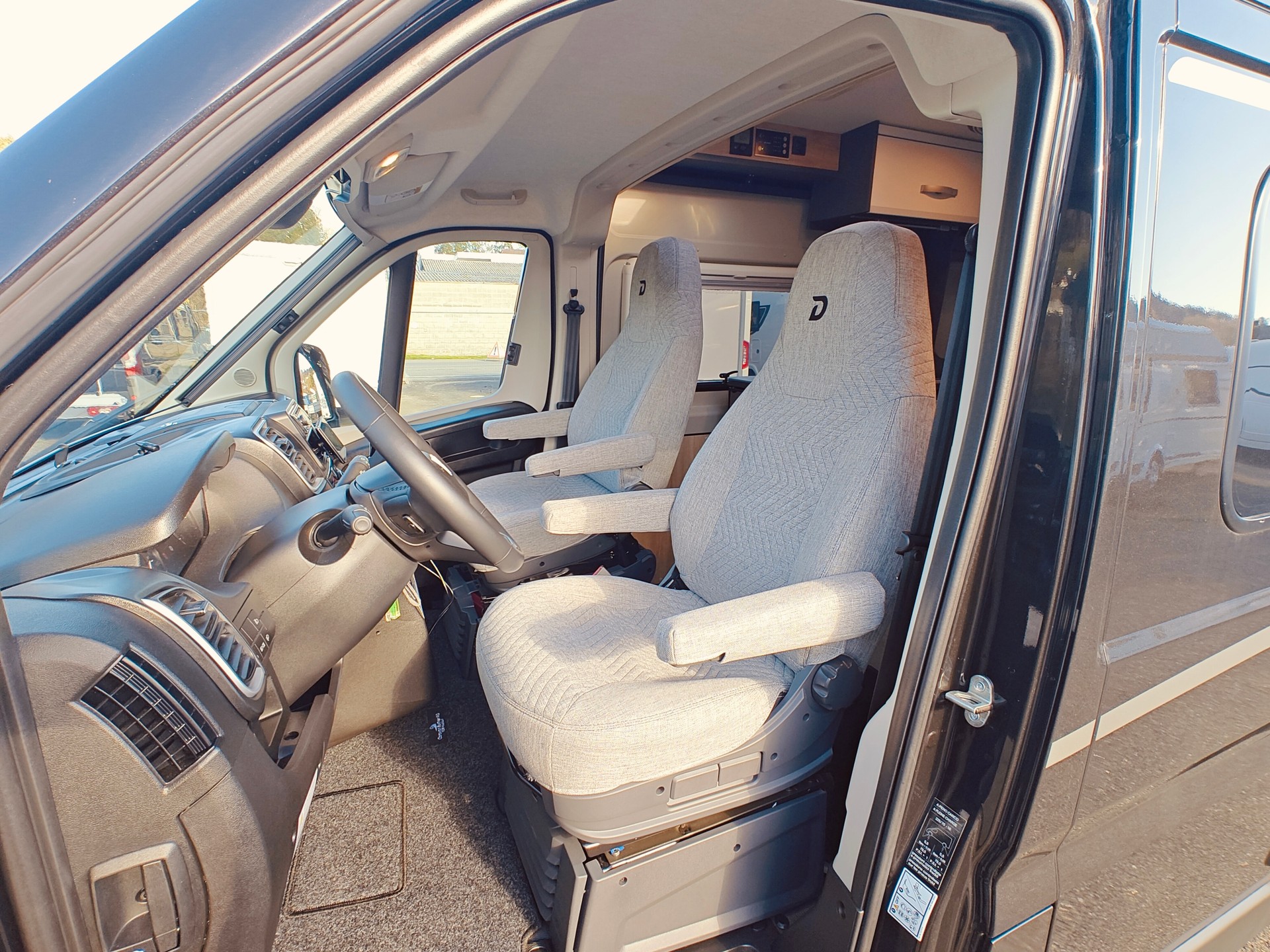 FIAT Dethleffs Globetrail 600 ER -- Automat -- Längsbett -- Klimaanlage -- SAT-Anlage & TV -- Lithiumbatterie-image-14